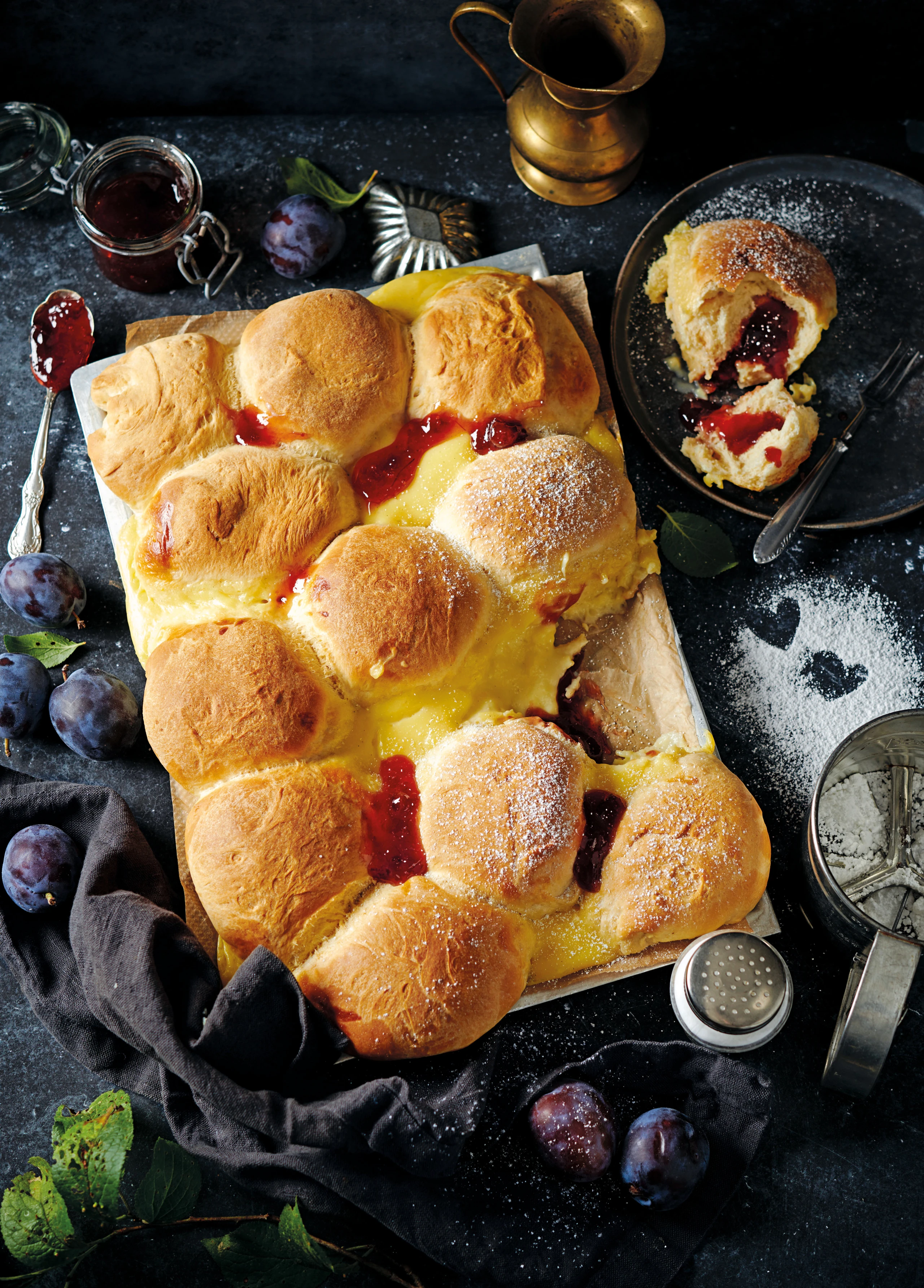 Buchtel-Pudding-Blech mit Zwetschkenmarmelade