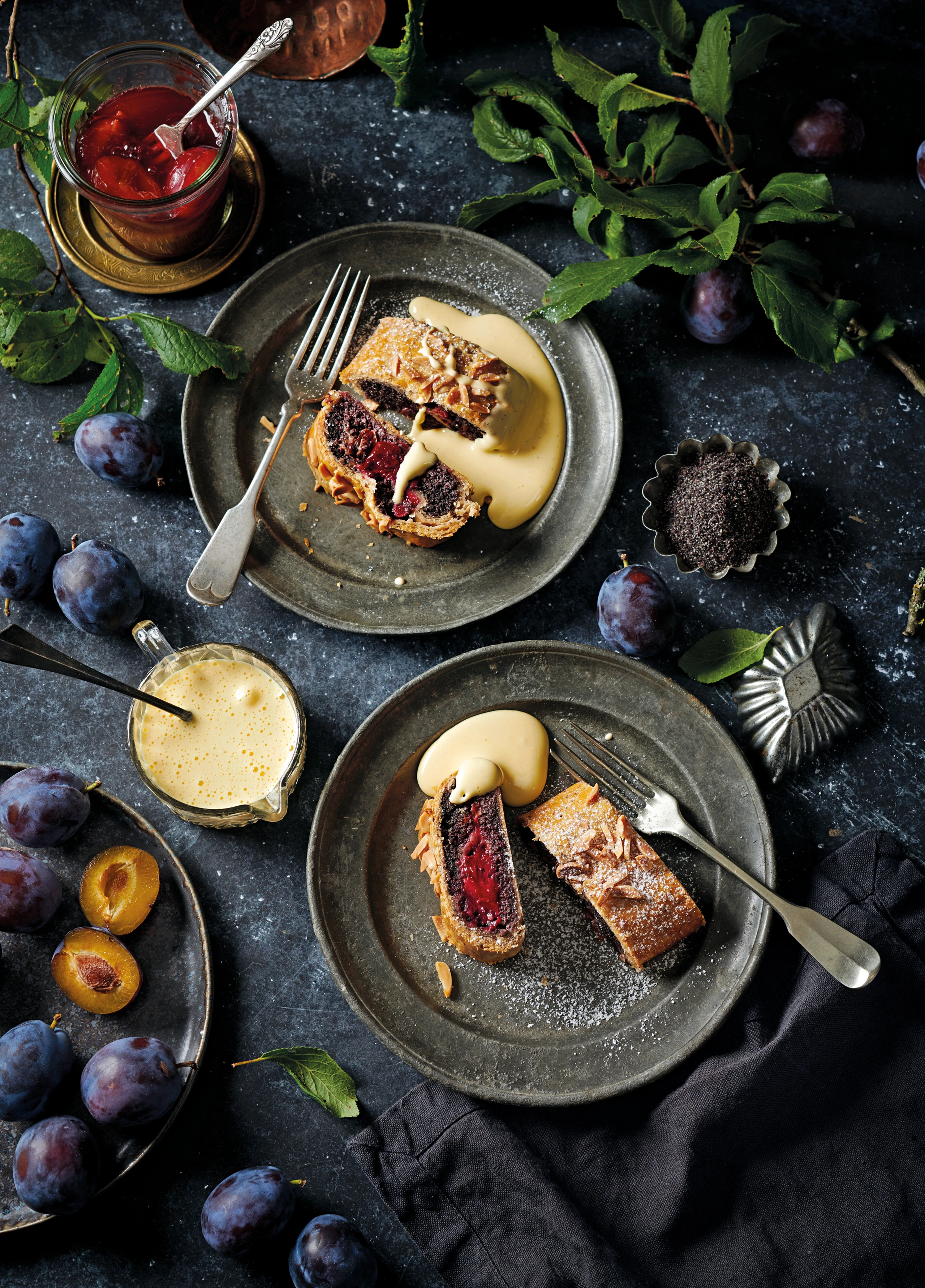 Mohn-Zwetschken-Strudel mit Vanilleschäumchen
