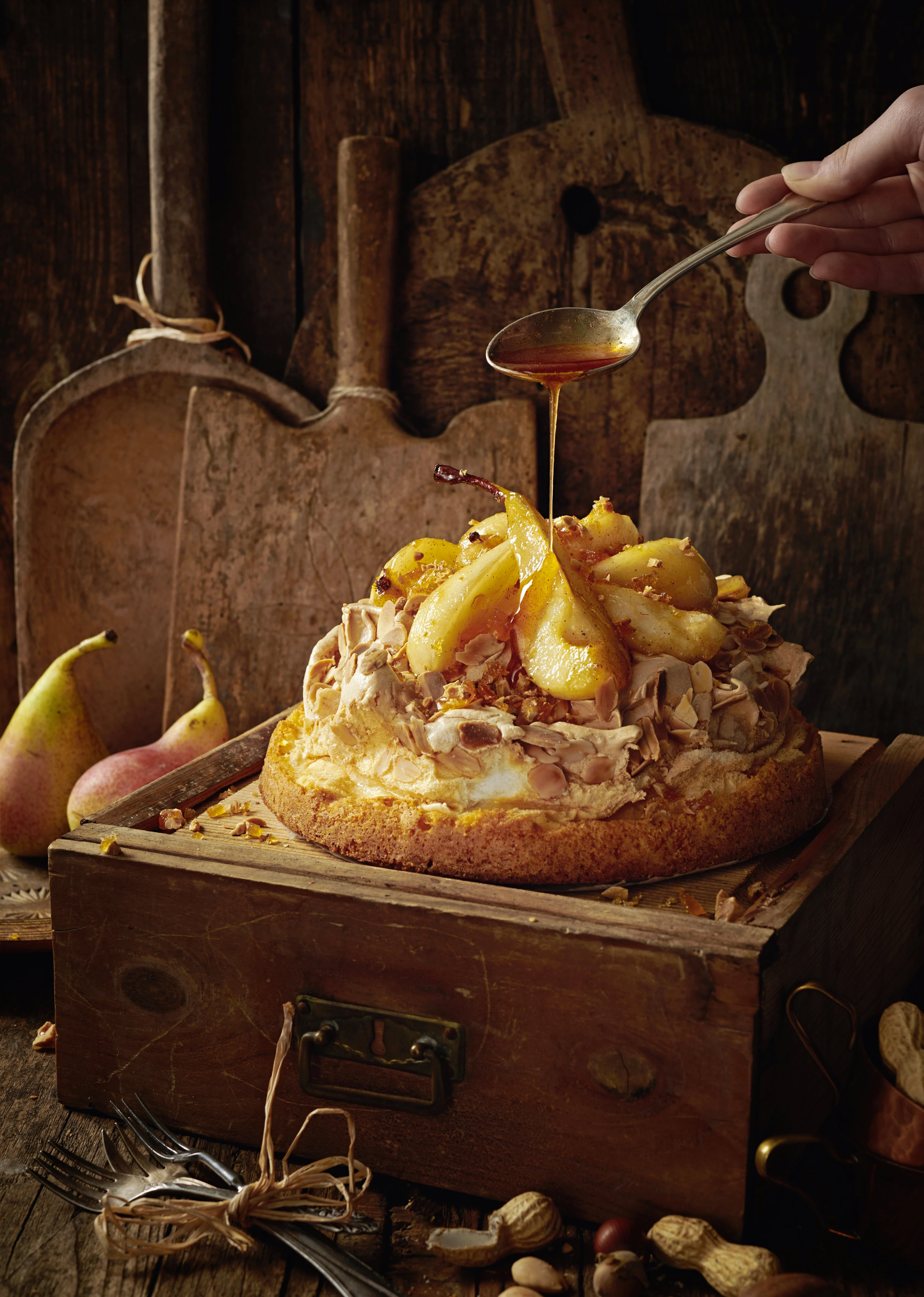 Mandel-Meringue-Kuchen mit karamellisierten Birnen