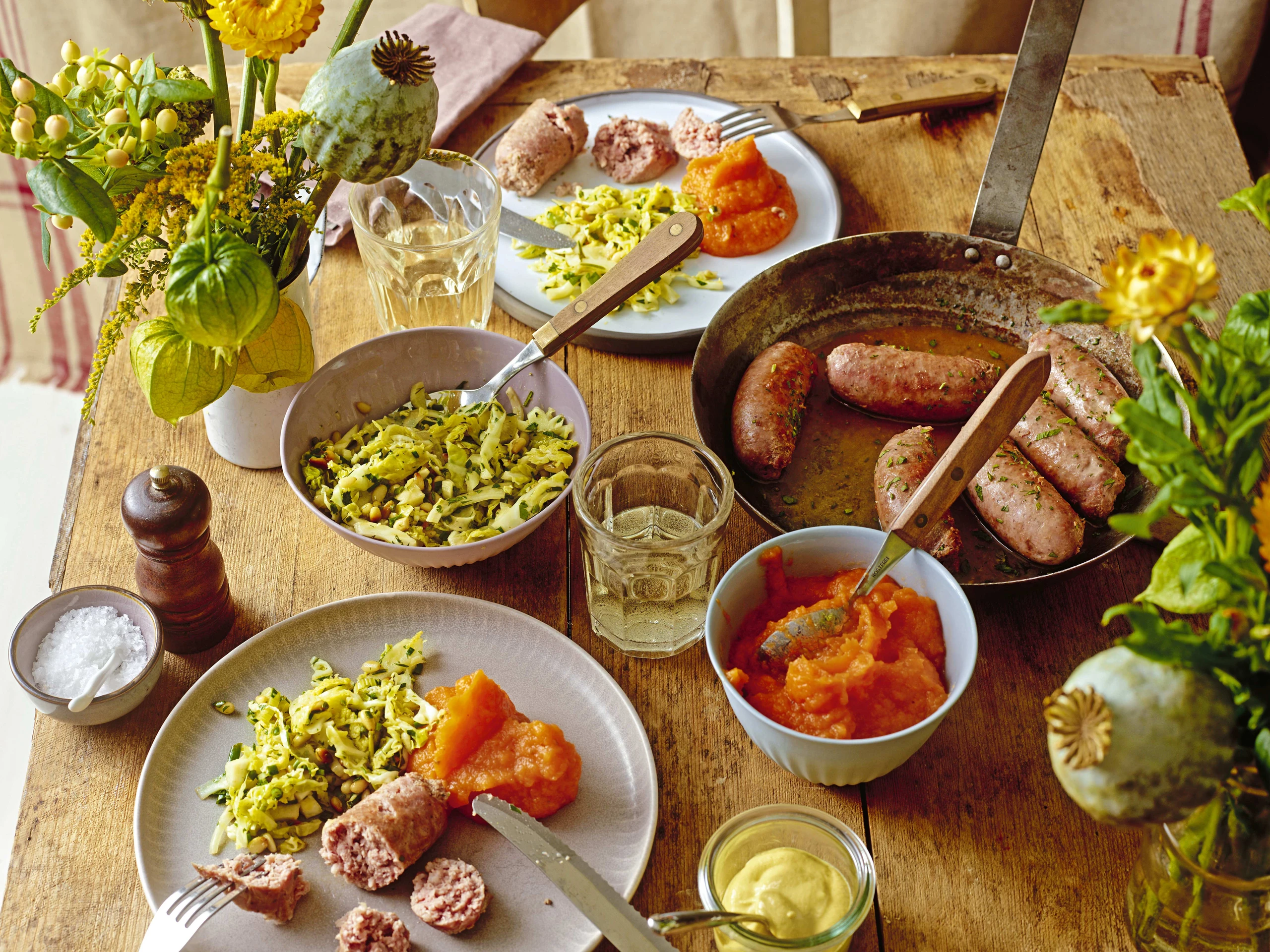 Salsiccia mit Kohlsalat und Süßkartoffelpüree