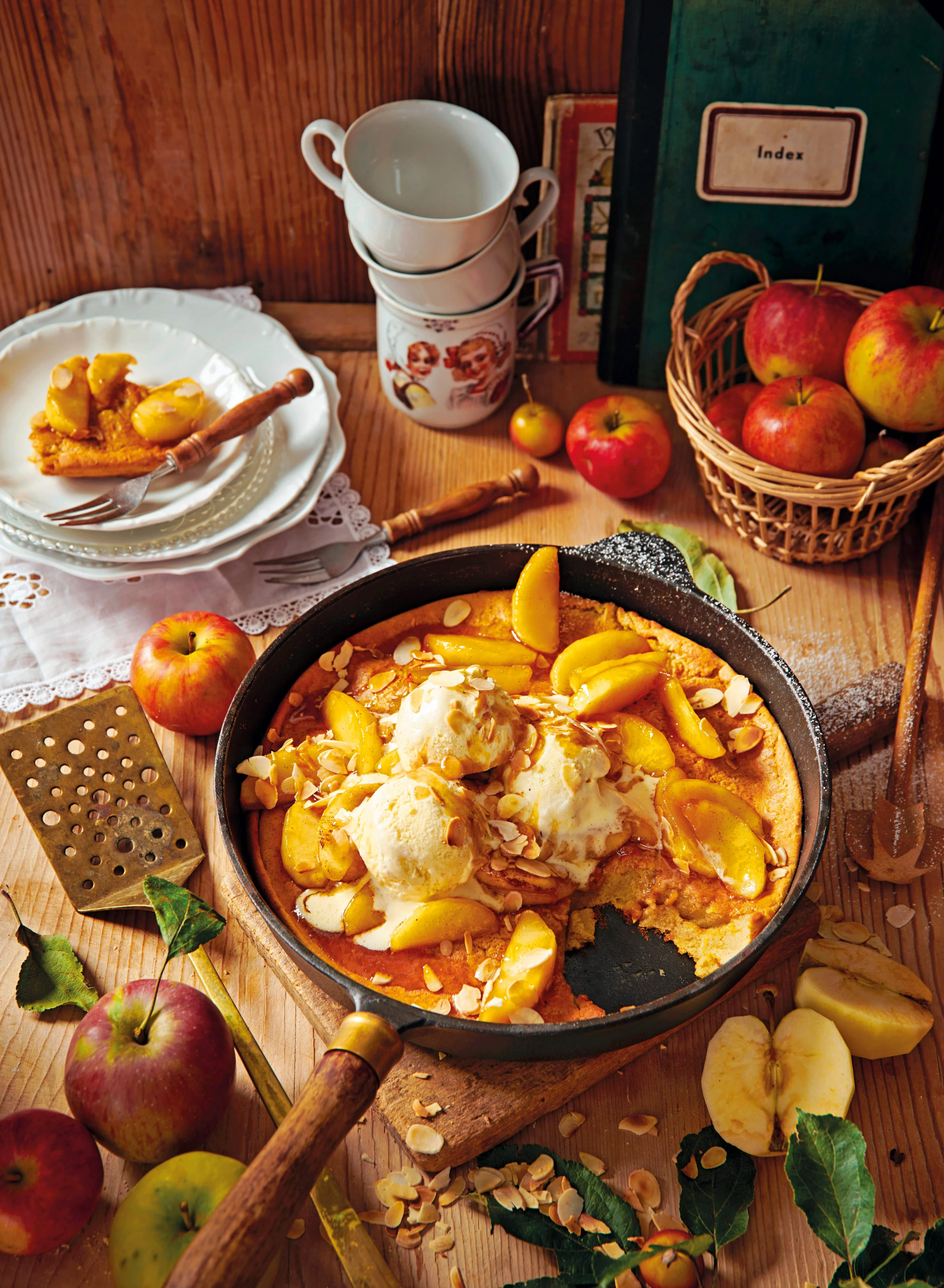 Ofenpalatschinke mit karamellisierten Apfelspalten