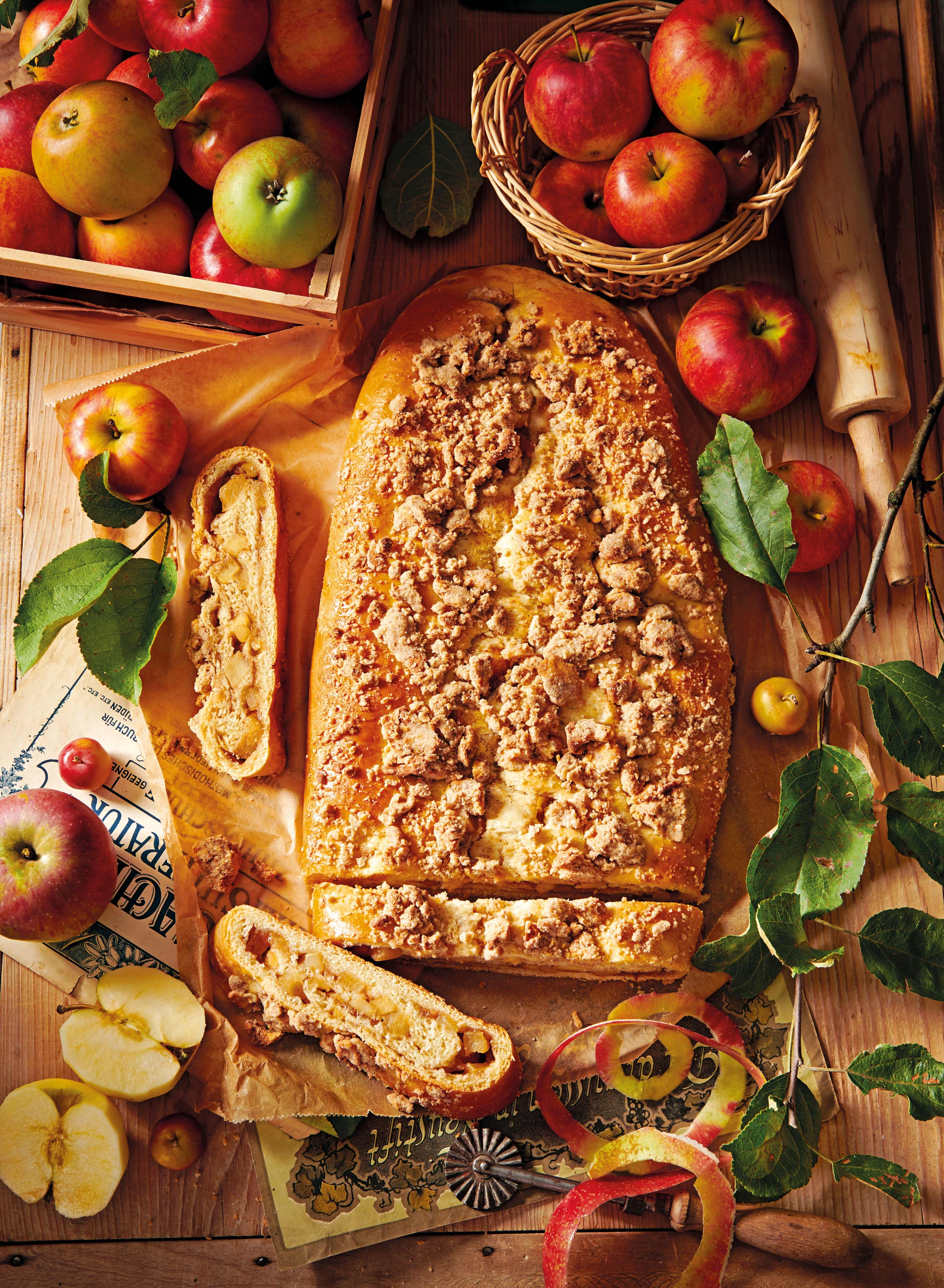 Apfel-Germteigstrudel mit Zimt & Marzipanstreusel
