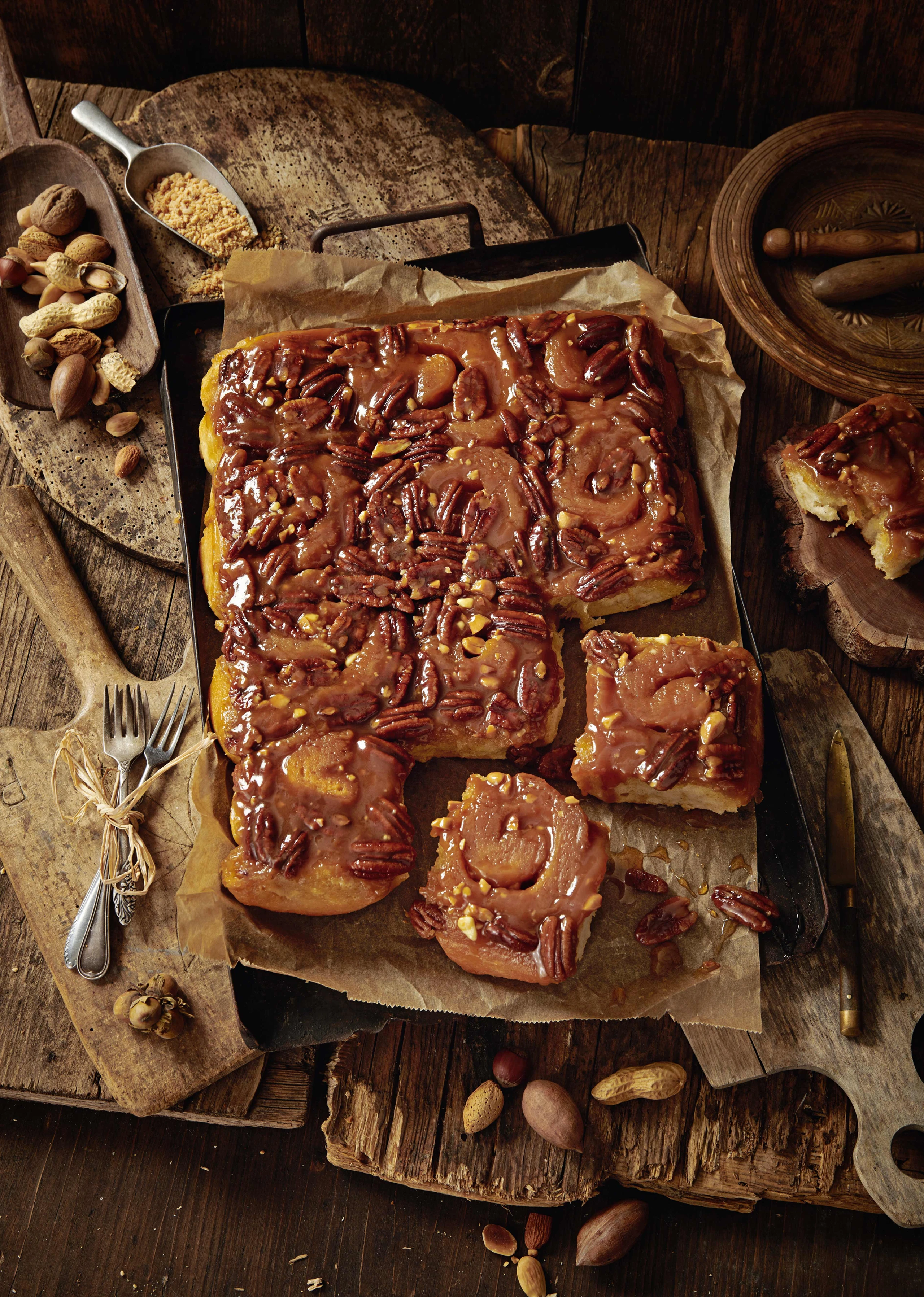Sticky Buns mit Pekannüssen & weißer Schokolade
