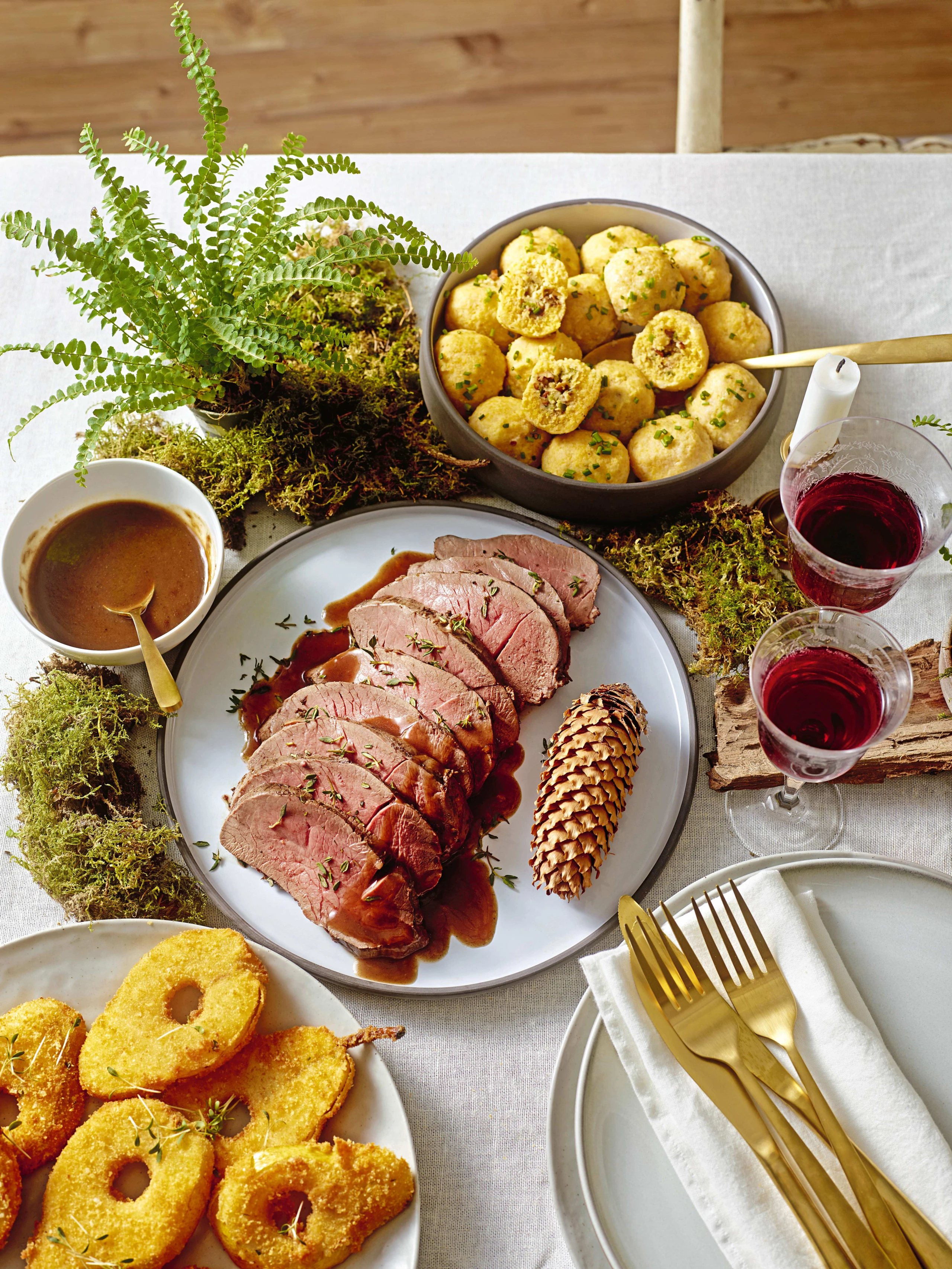 Hirschbraten mit Portweinsauce, Schwammerlknödel und Parmesanbirne