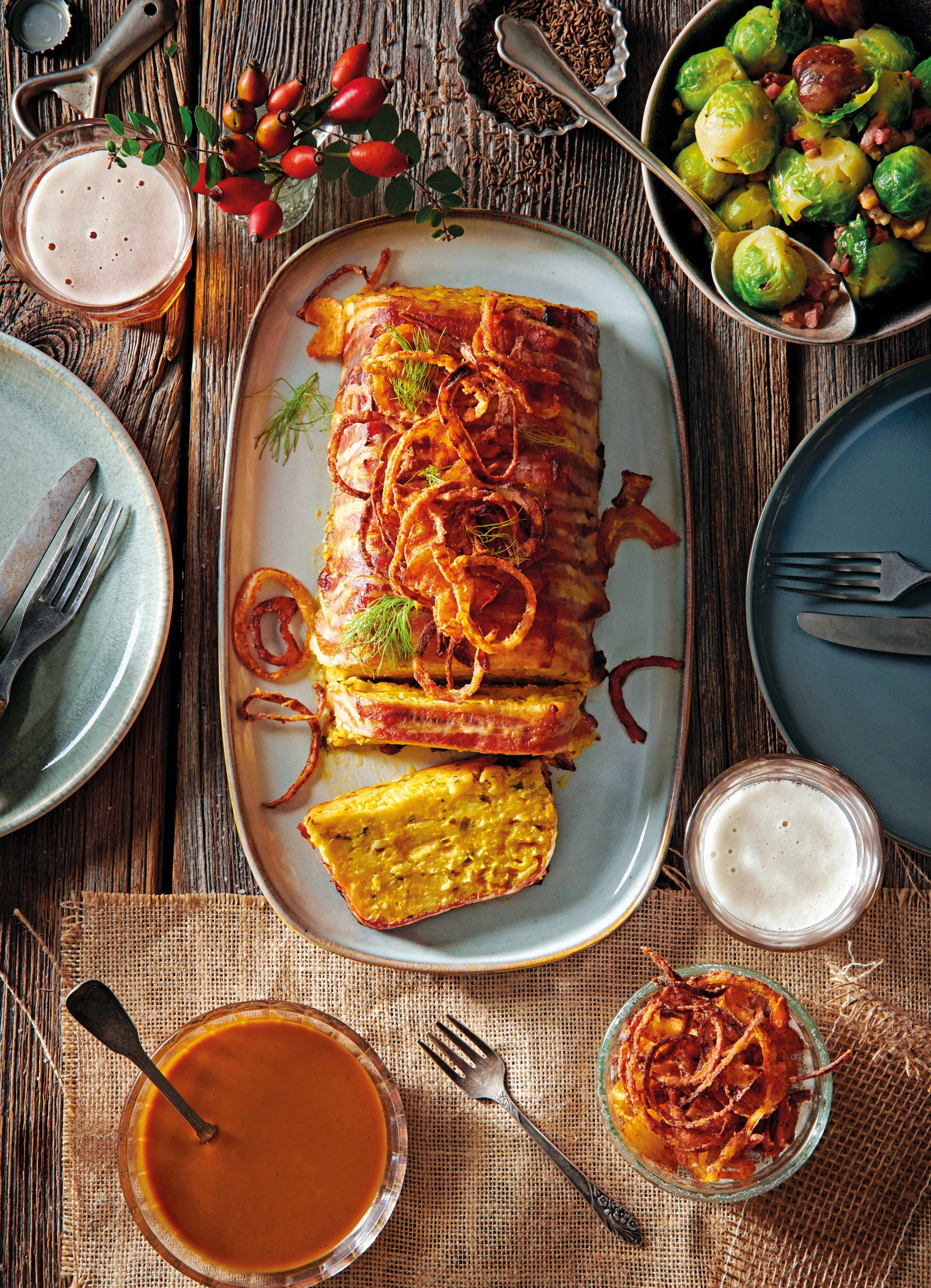 Kürbiswandl im Speckmantel mit Röstzwiebeln und Kohlsprossen