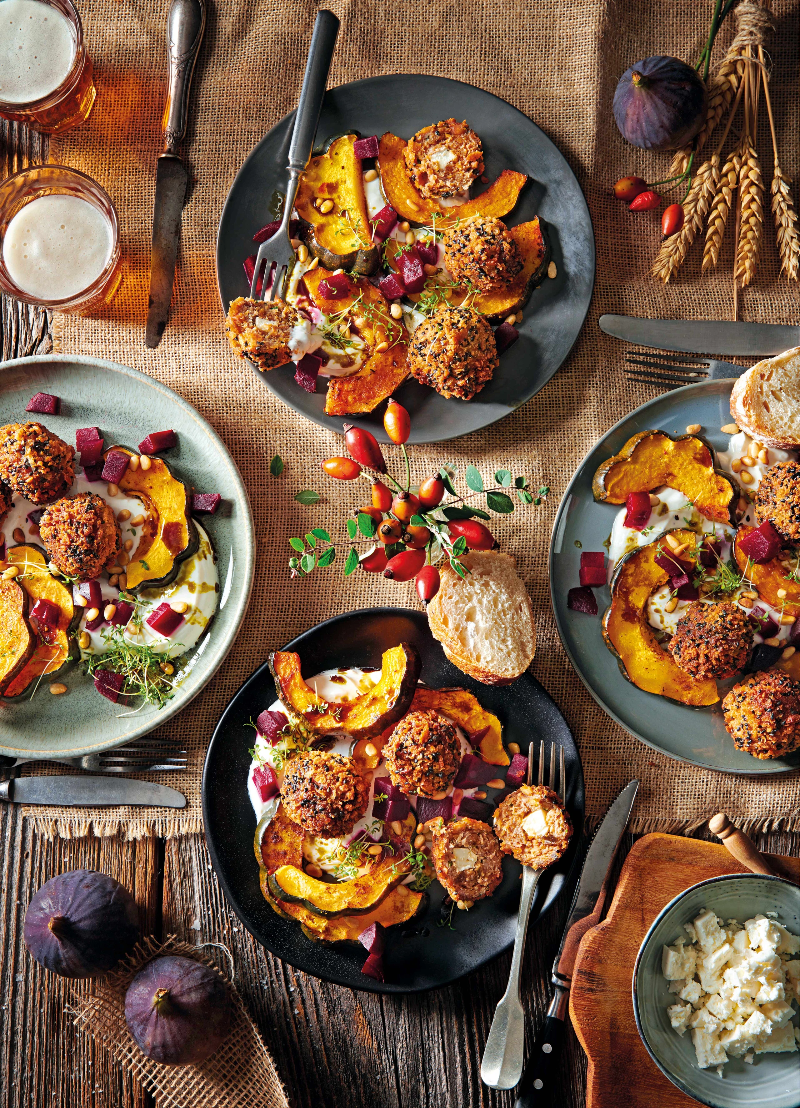 Faschierte Bällchen mit Feta, Eichelkürbis & Zitronenjoghurt