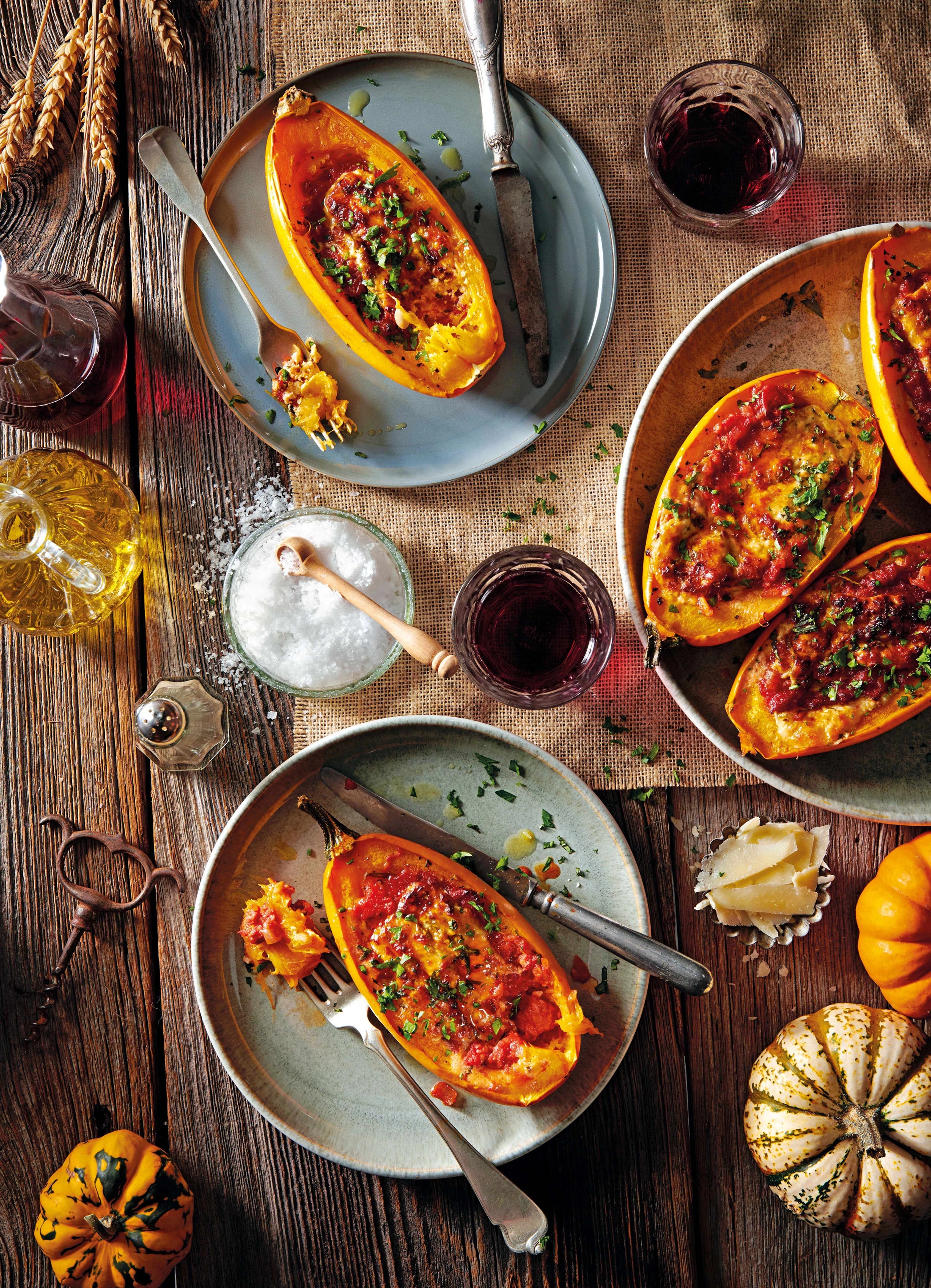 Überbackener Spaghetti-Kürbis mit Salsiccia-Sugo