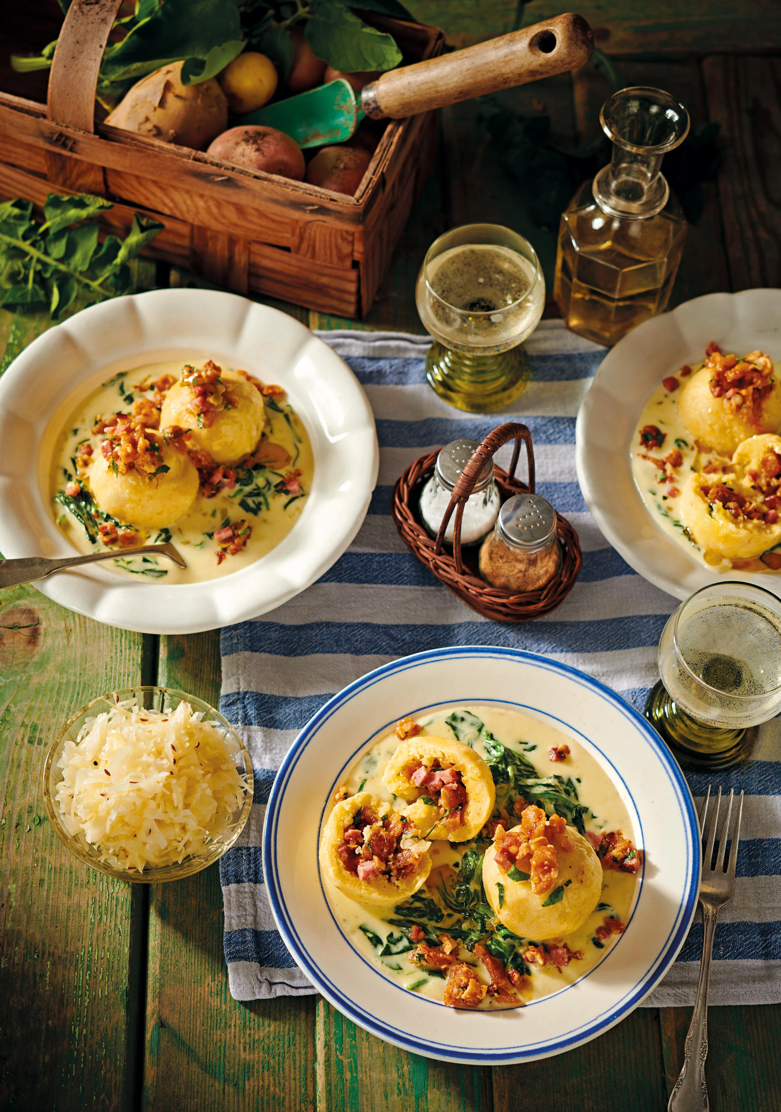 Grammelknödel mit Spinat-Bergkäse-Sauce