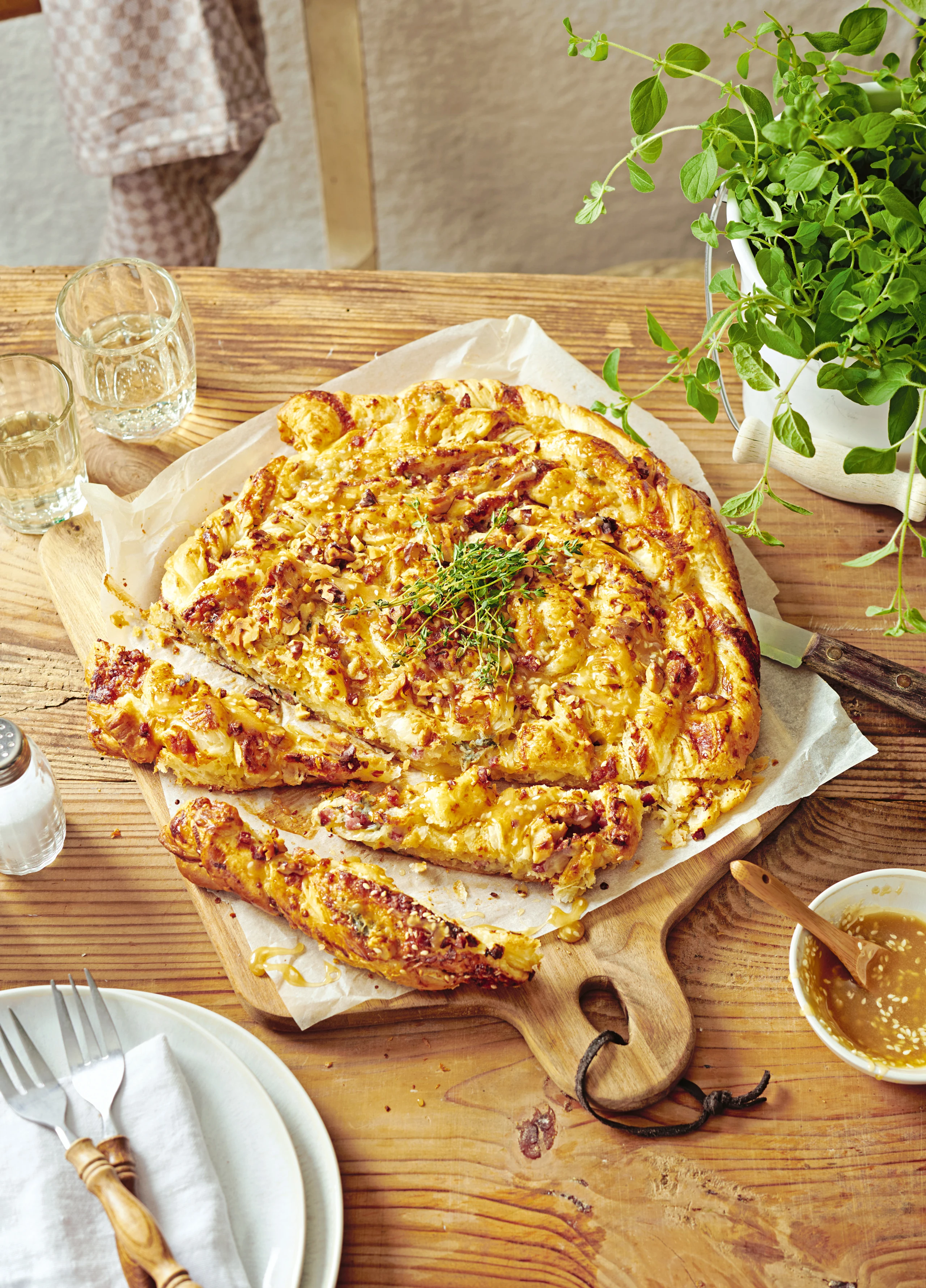 Gewickelter Blätterteigkuchen mit Käse und Speck