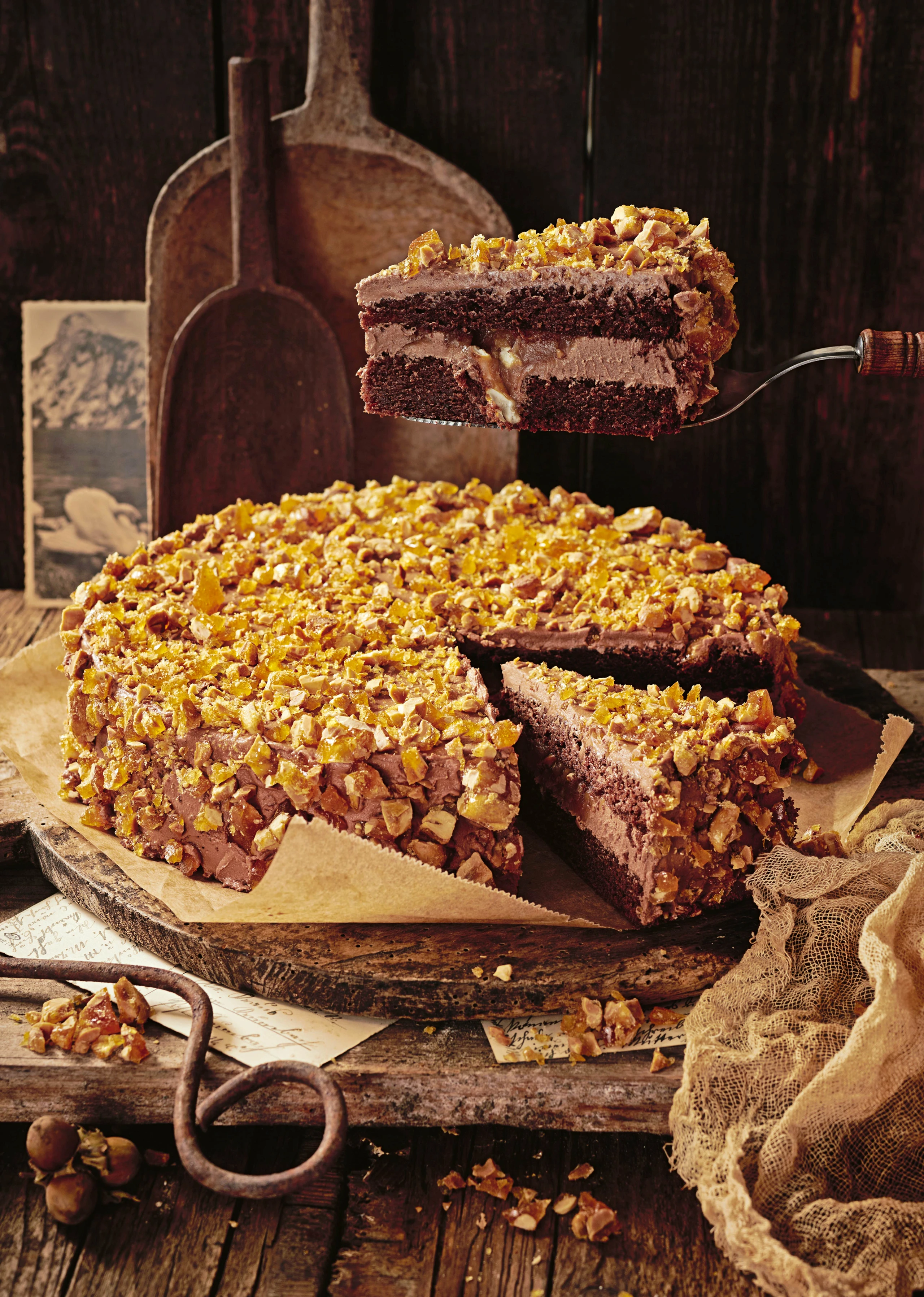 Schokolade-Fondant-Torte mit Erdnuss-Krokant