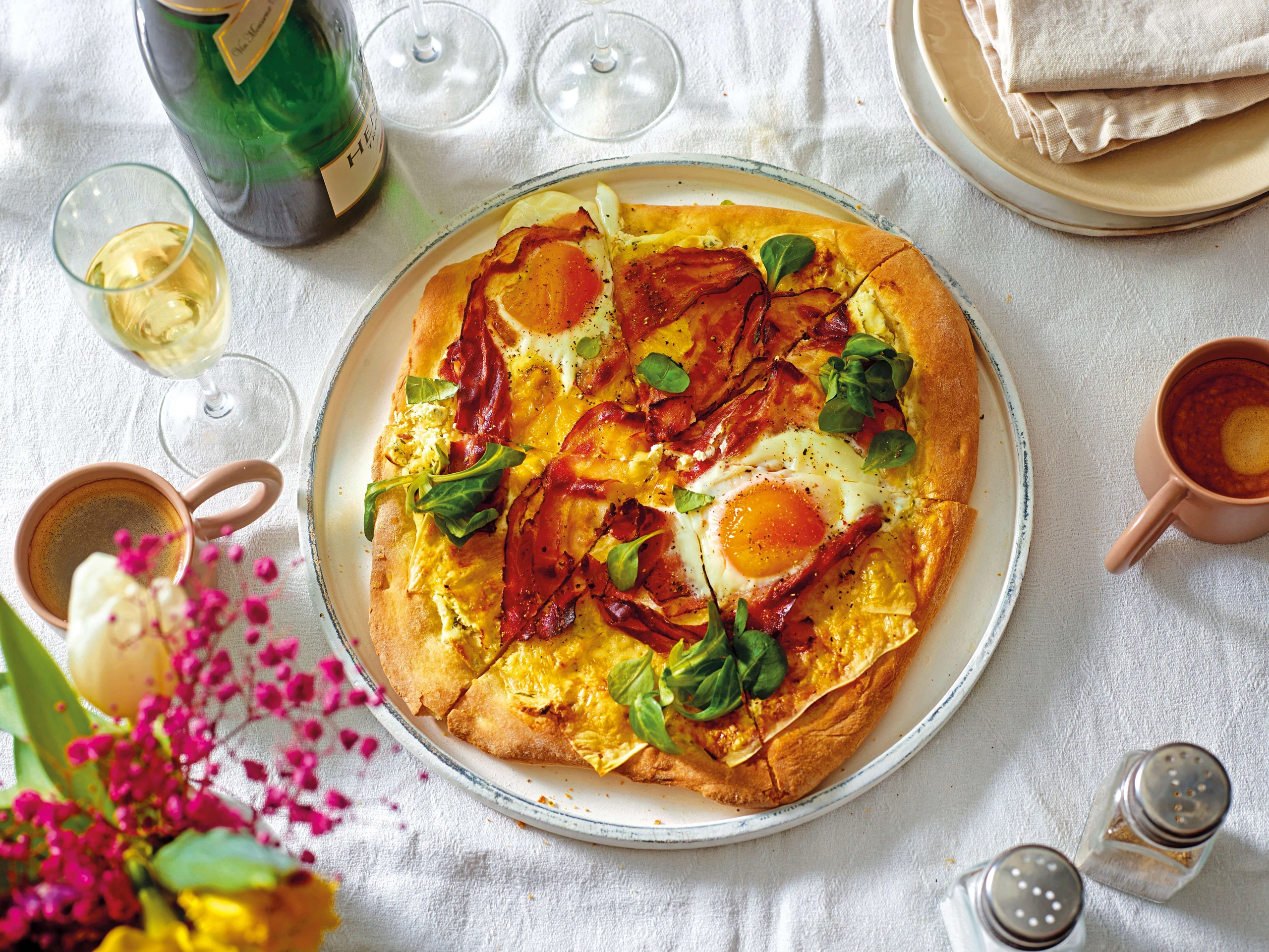 Frühstücksfladen mit Bergkäse, Speck und Spiegeleiern