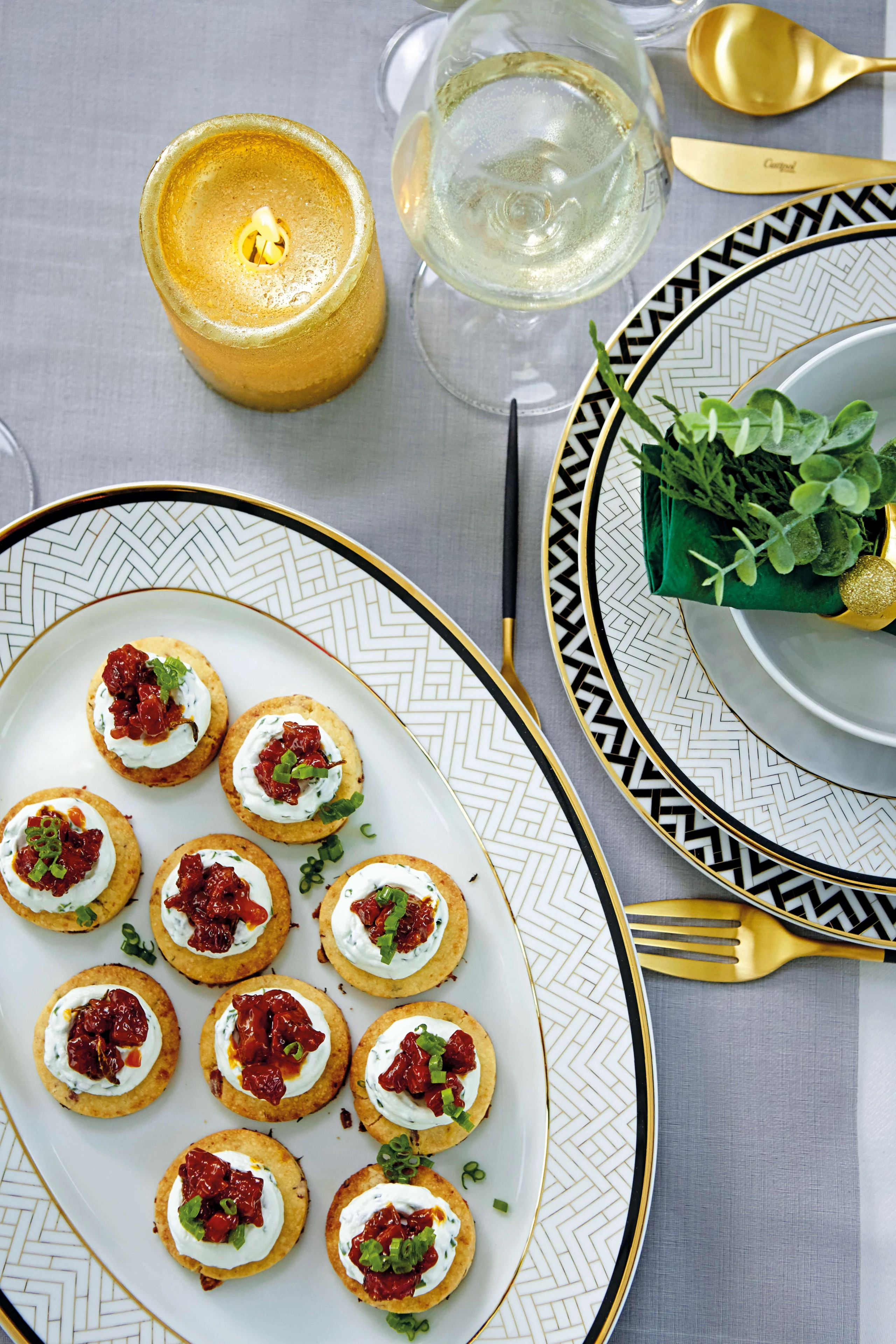 Parmesan-Cracker mit Chorizo Jam