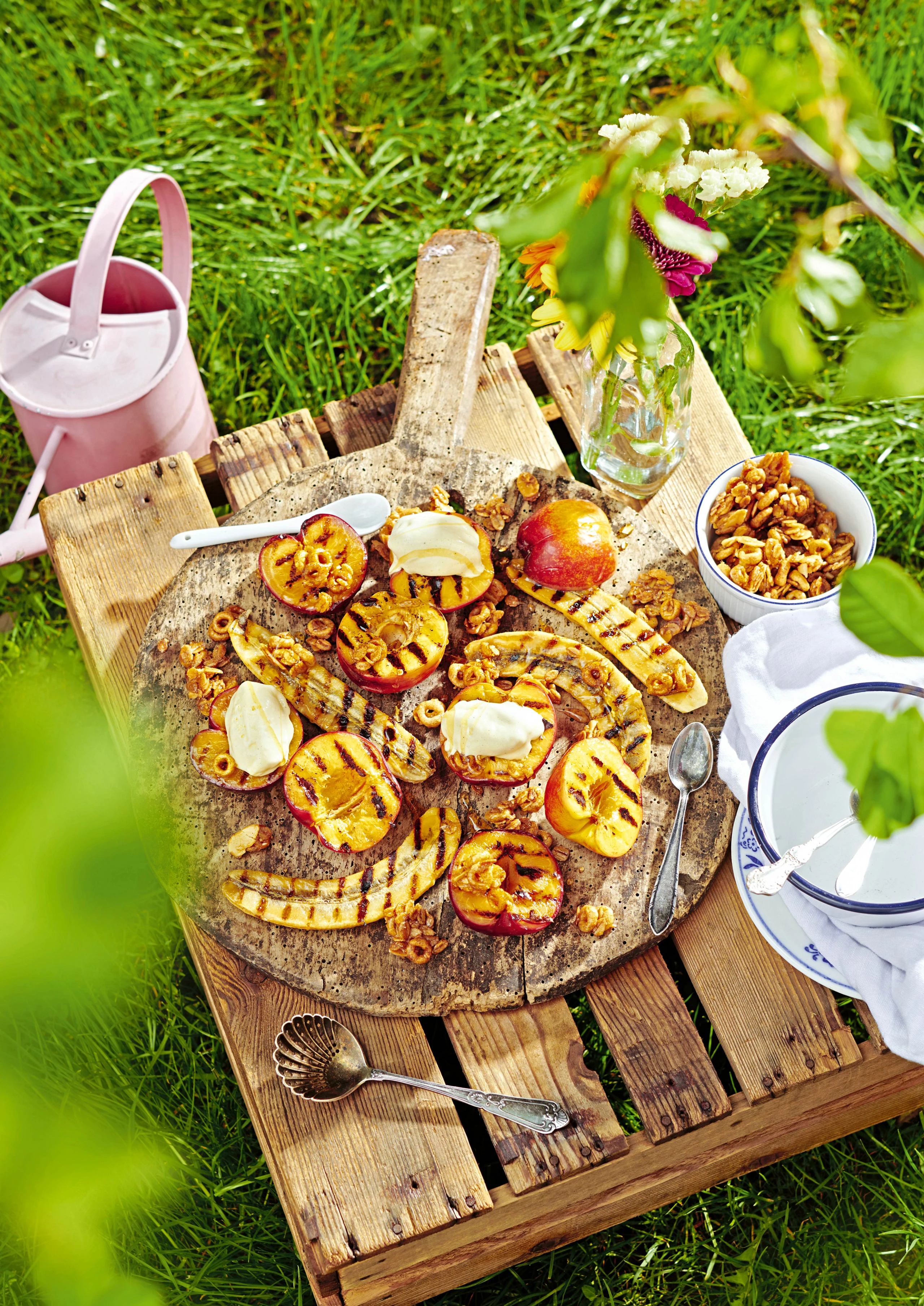 Gegrilltes Obst mit Honig-Knusper