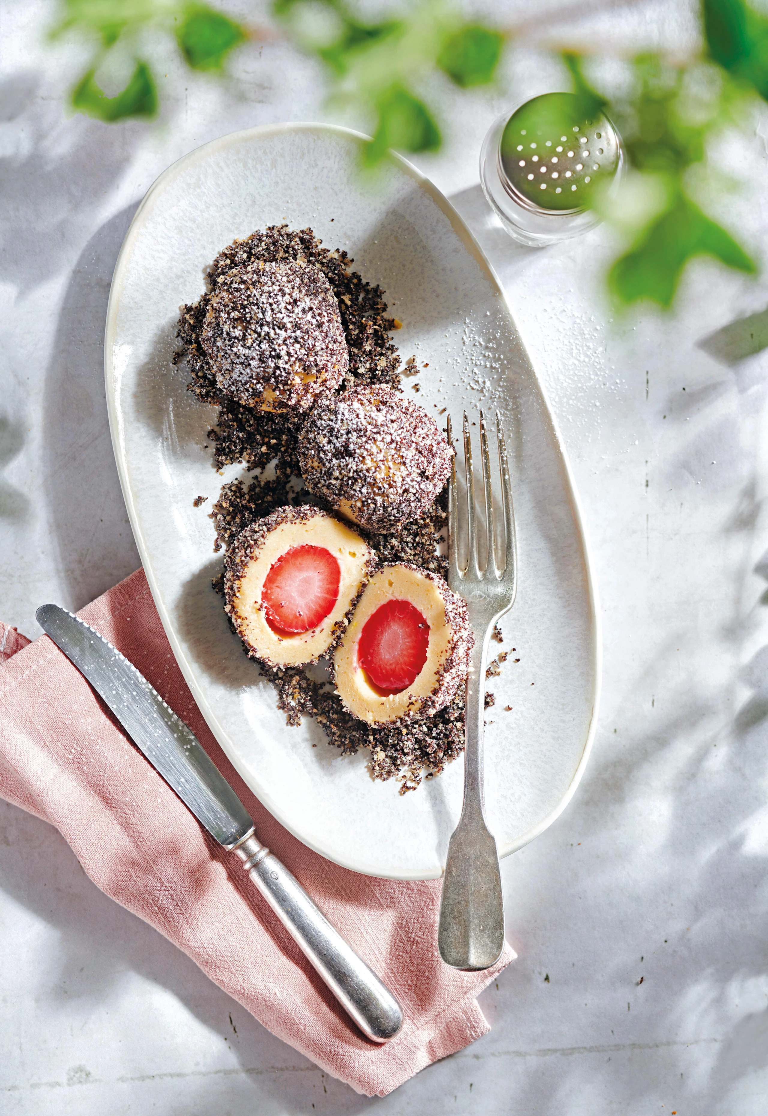 Erdbeer-Topfenknödel mit Mohnbröseln