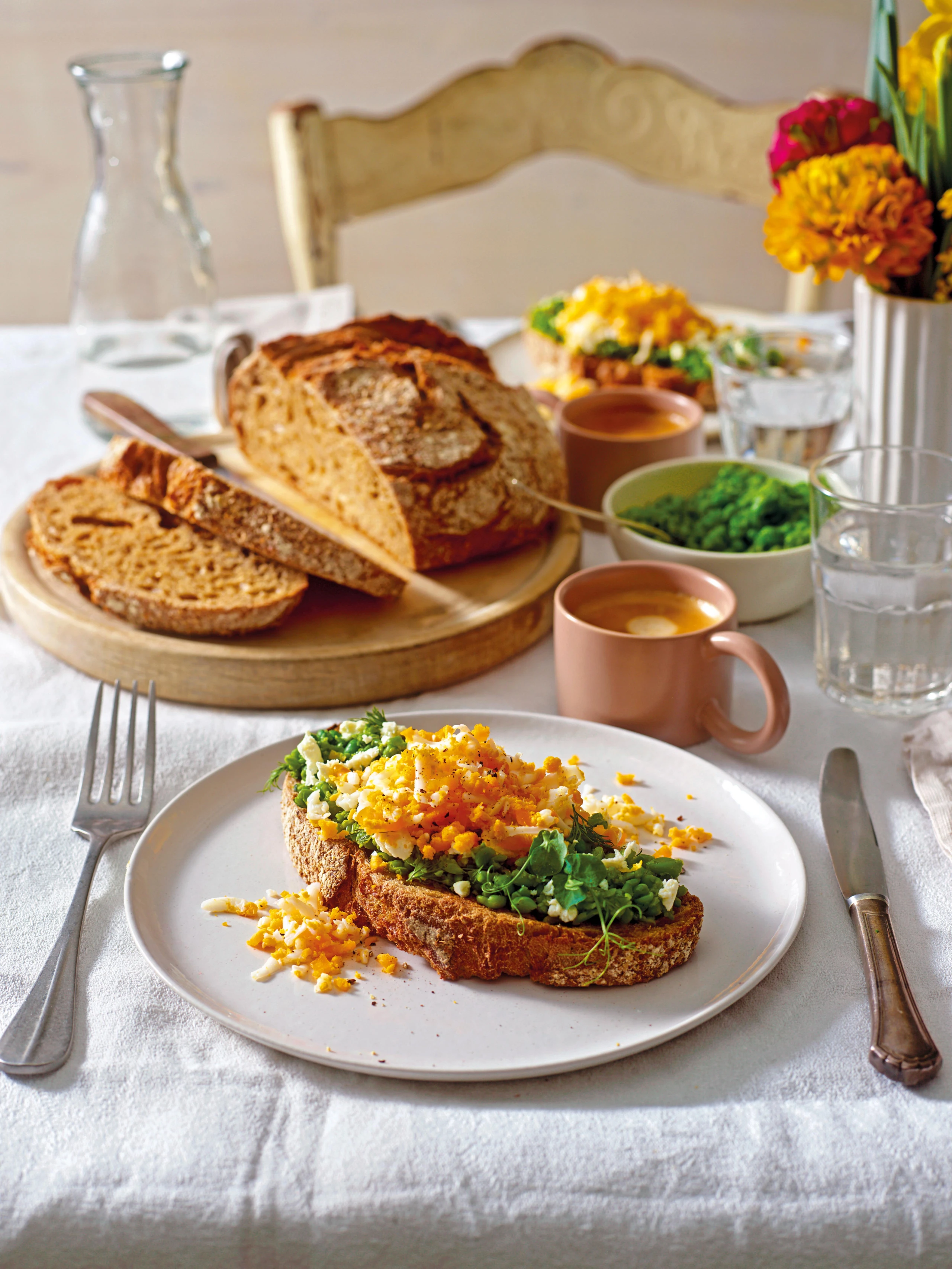 Brot mit Feta-Erbsen-Mash und geriebenem Ei