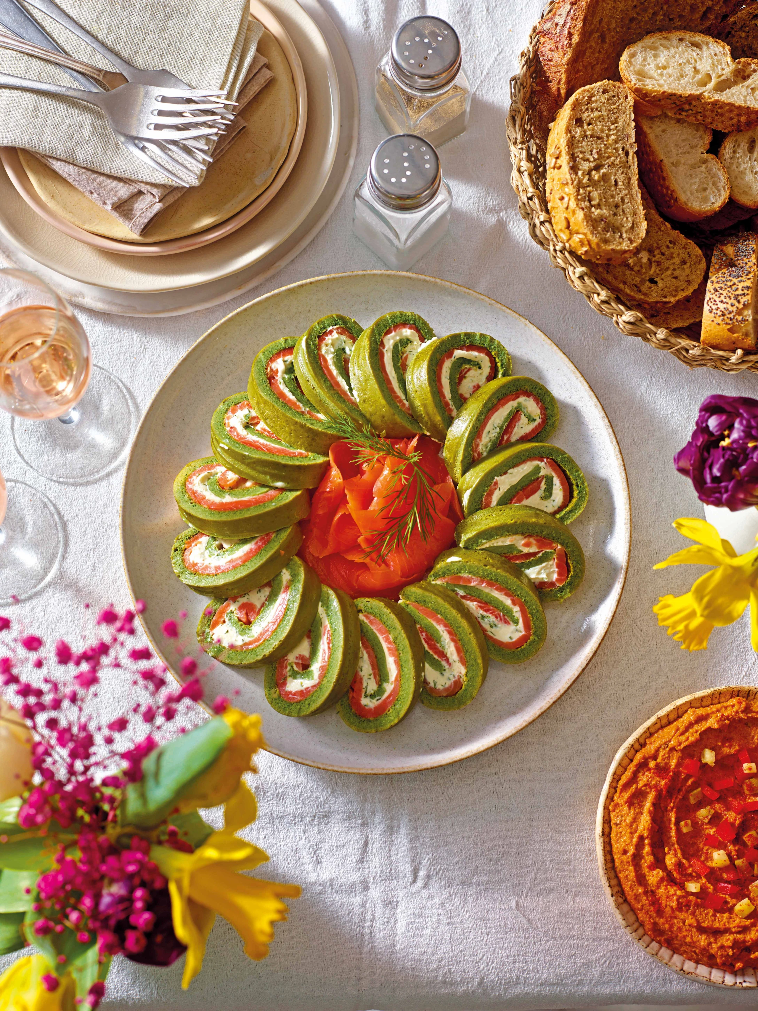 Spinat-Eierrolle mit Kräuter-Senfcreme und Lachsforelle