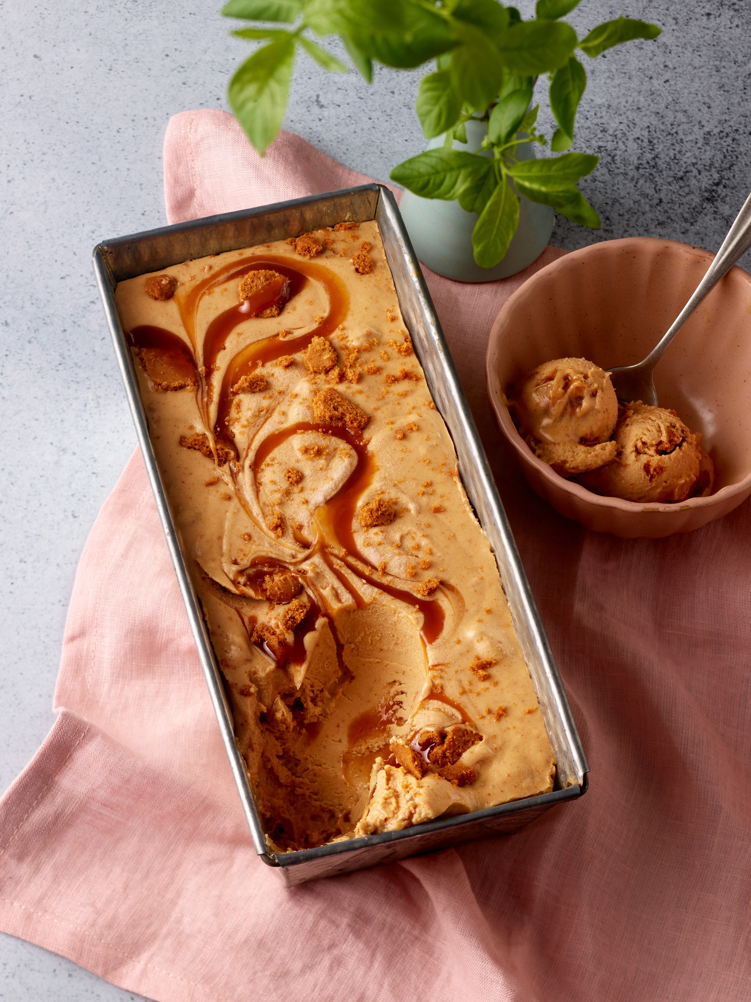 Erdnussbutterparfait mit Karamellswirl