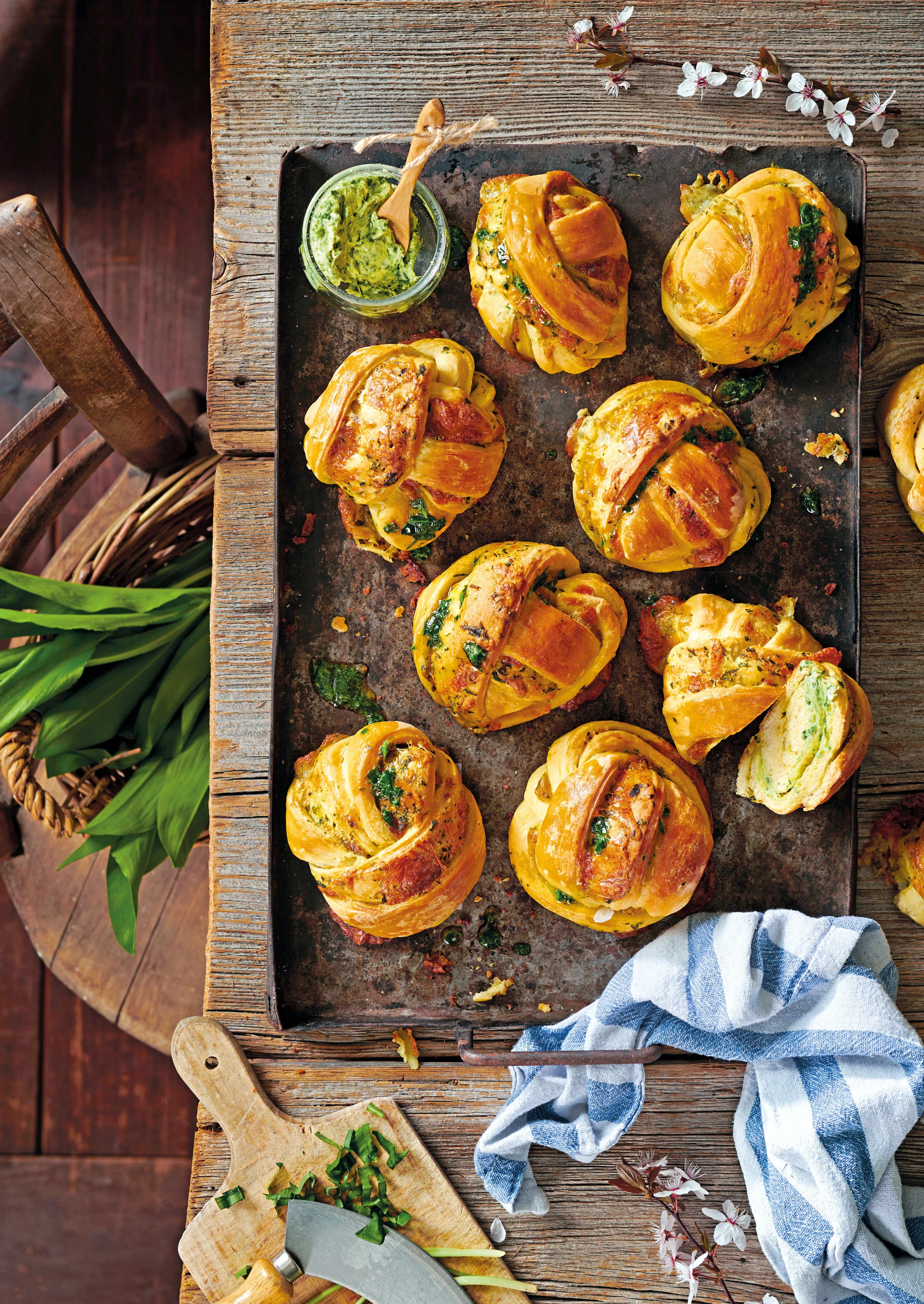 Germteig-Knoten mit Bärlauchbutter