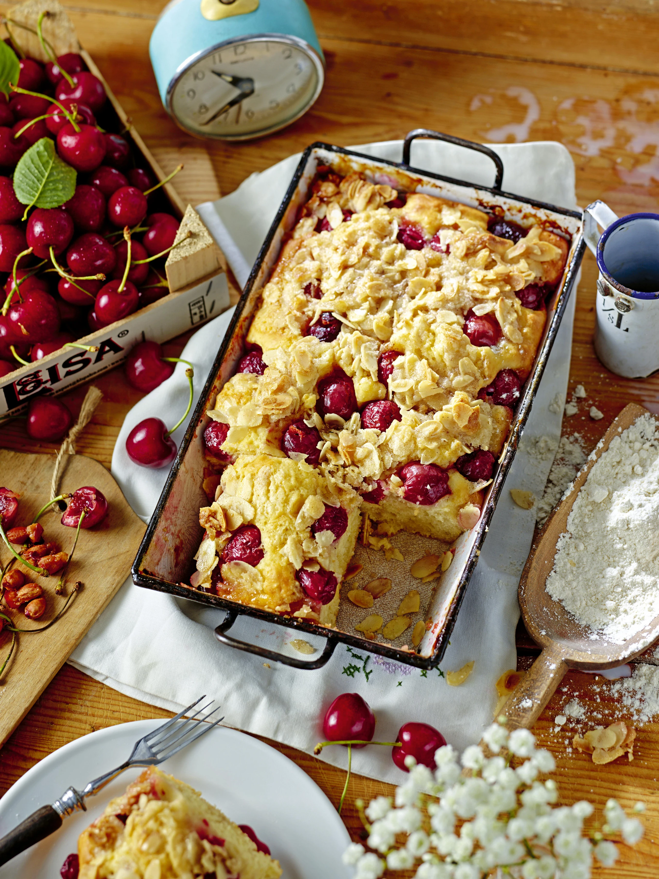 Buttermilch-Kirschkuchen mit Mandelkruste