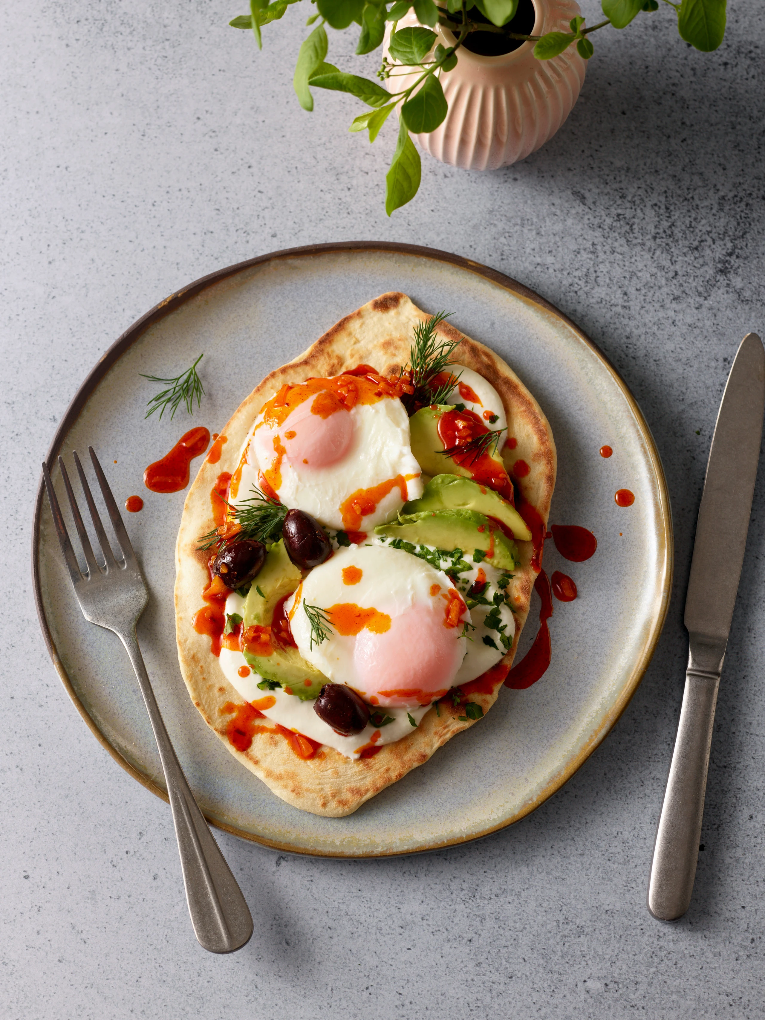 Frühstücks-Naan mit Whipped Feta und pochierten Eiern