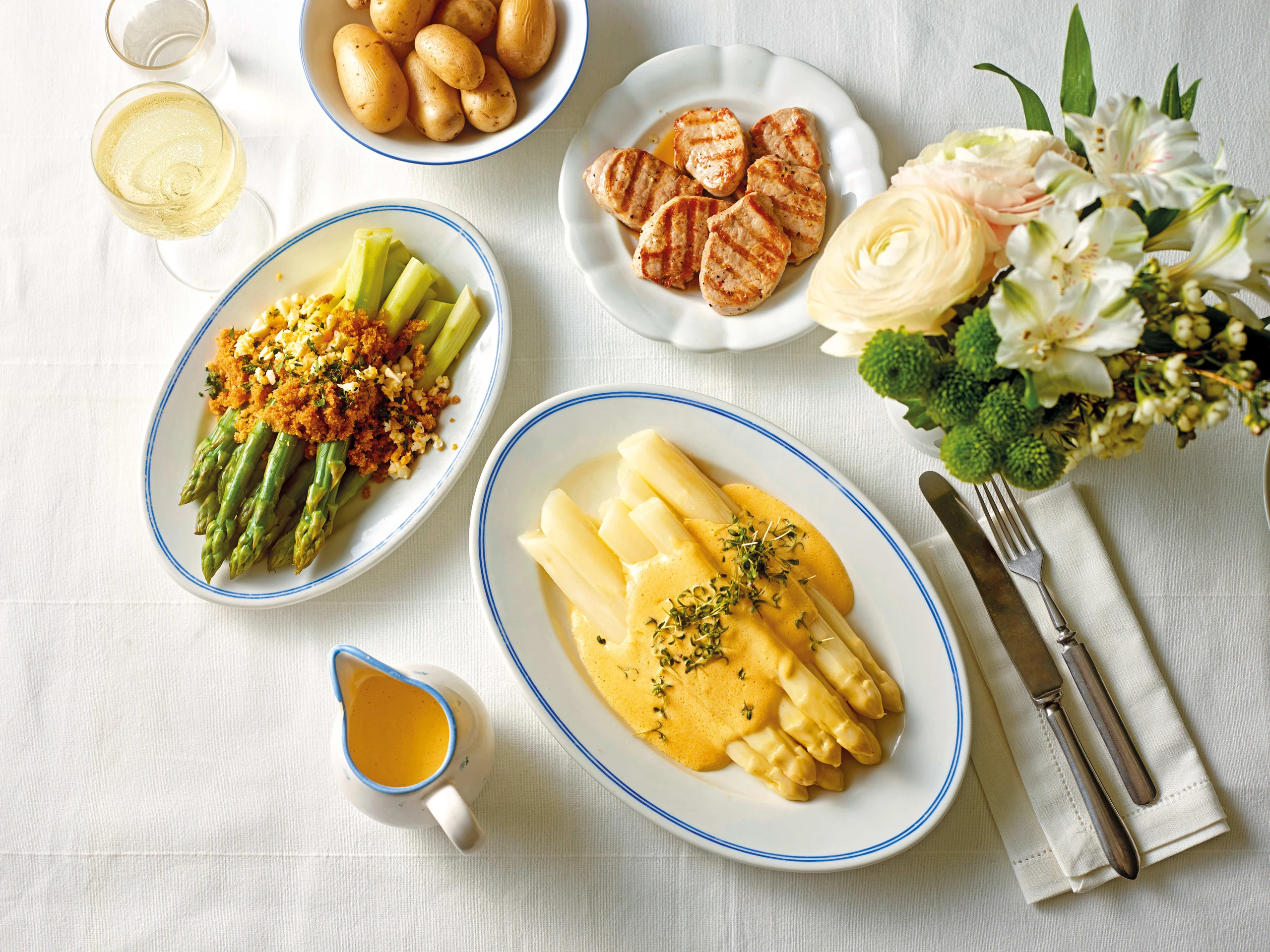 Spargel mit Sauce hollandaise, Kräuterbröseln und Schweinsfilet