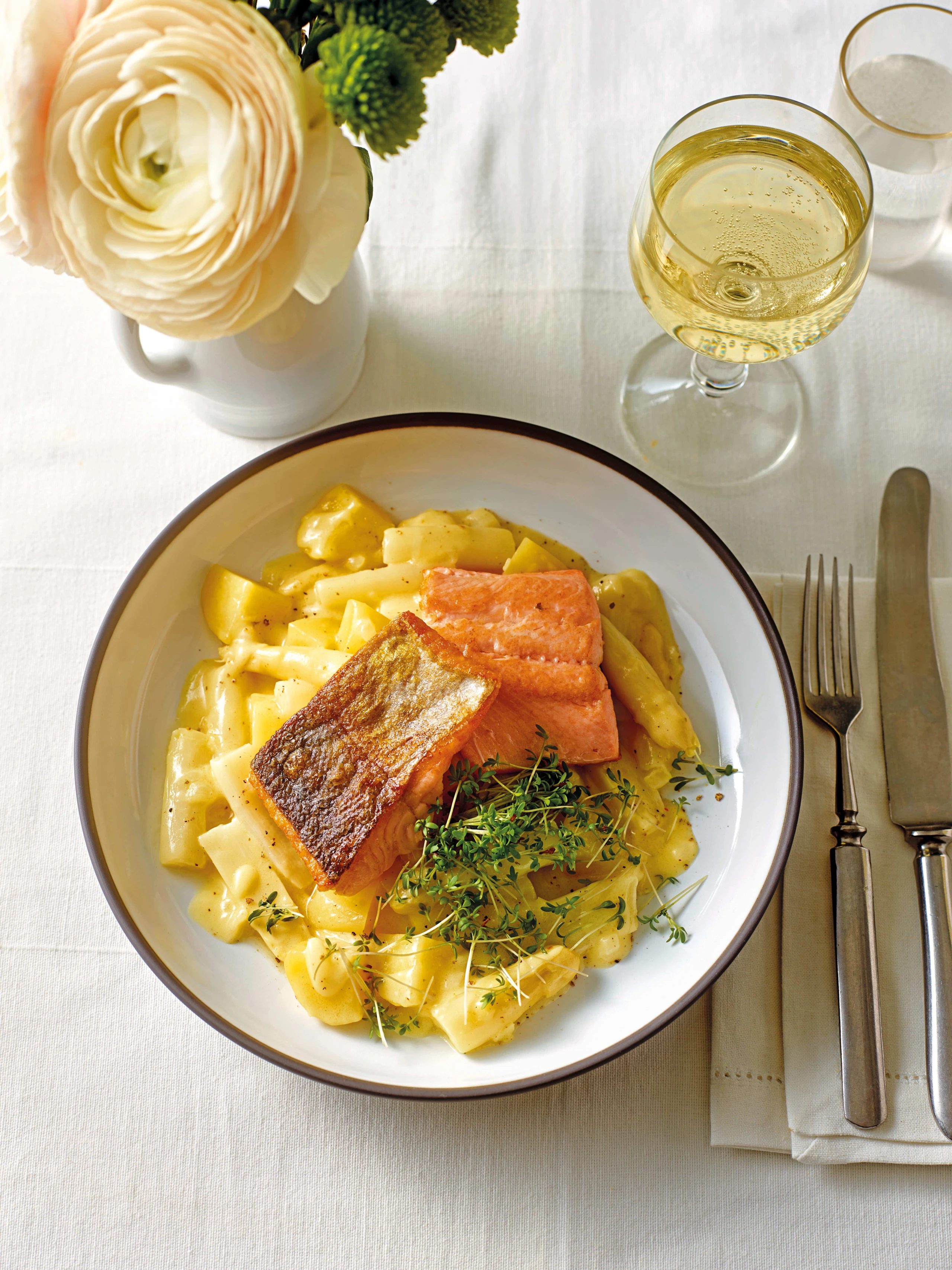 Spargelragout mit Lachsforelle