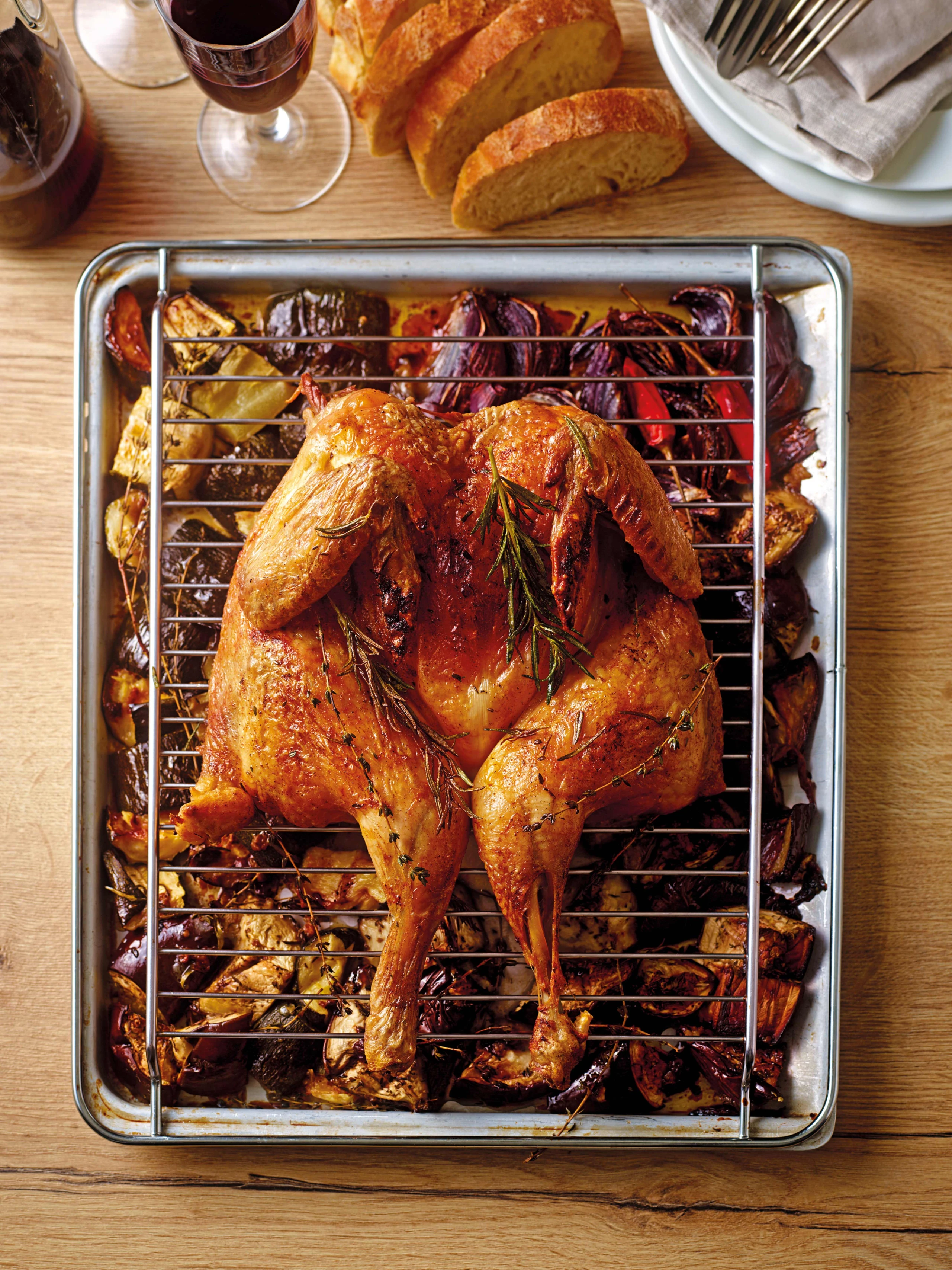 Rauchiges Hendl vom Rost mit saftigem Ofengemüse