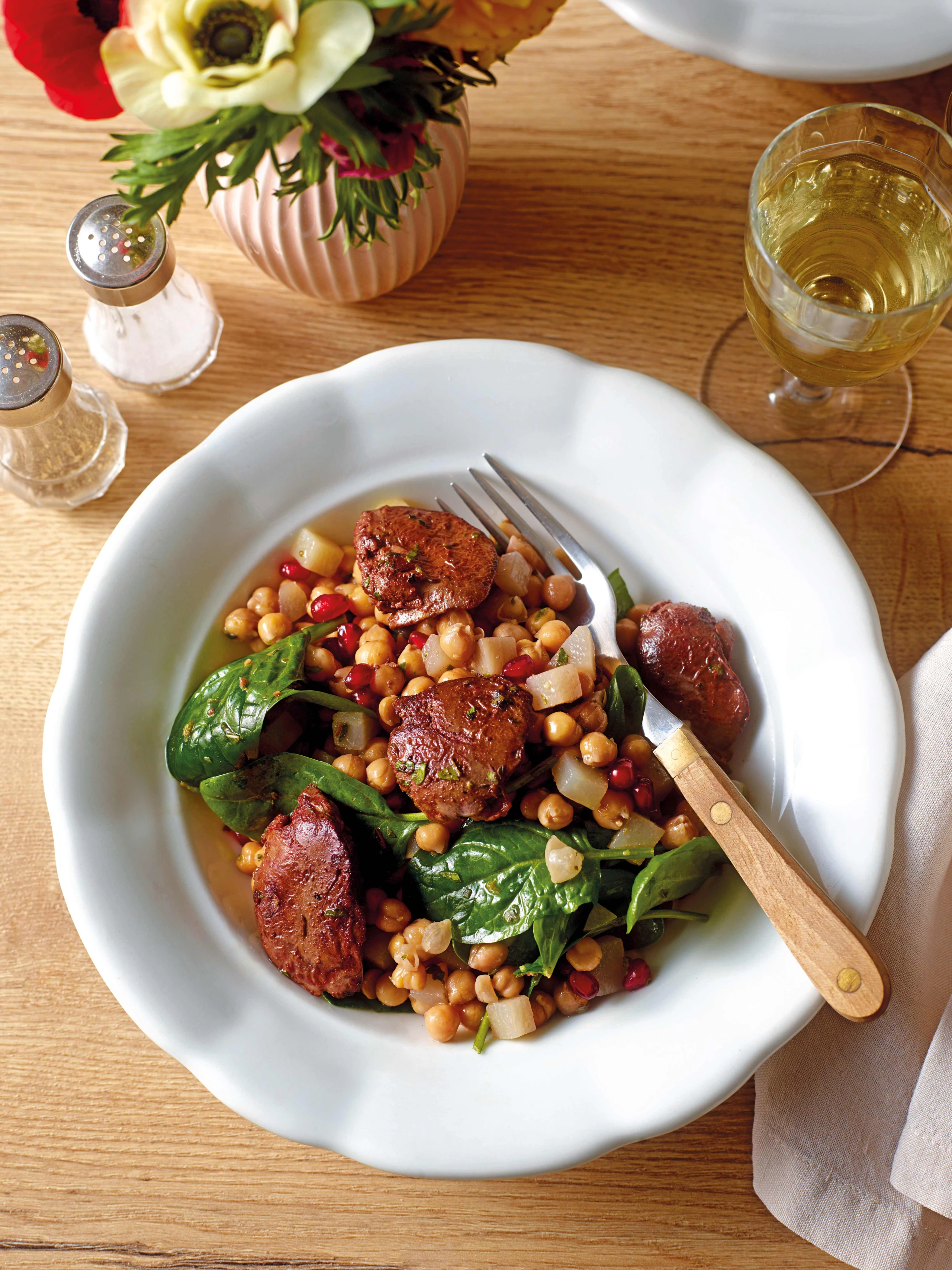 Kichererbsensalat mit Hühnerleber und Granatapfel-Dressing