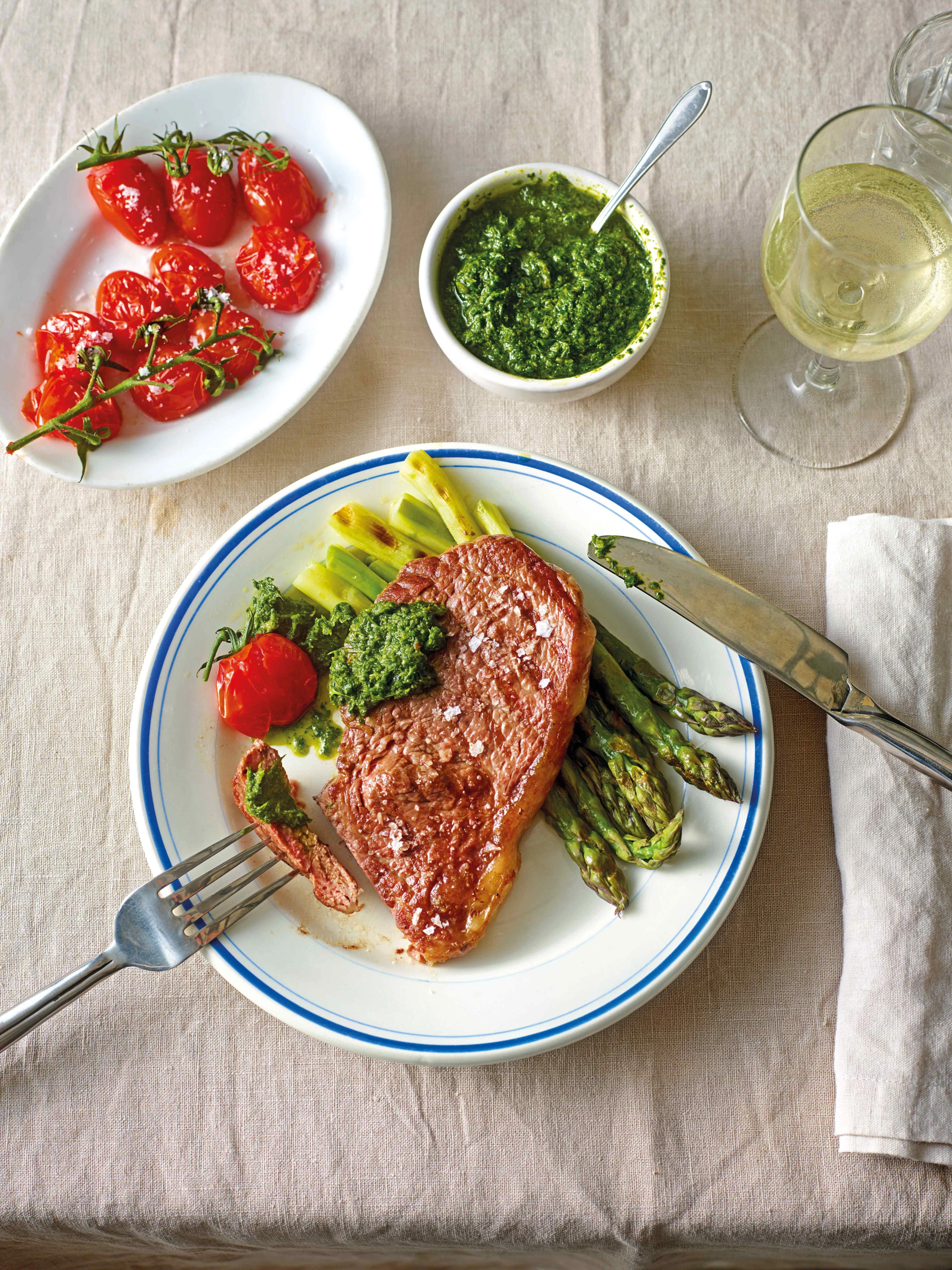 Entrecôte mit Salsa verde und Spargel