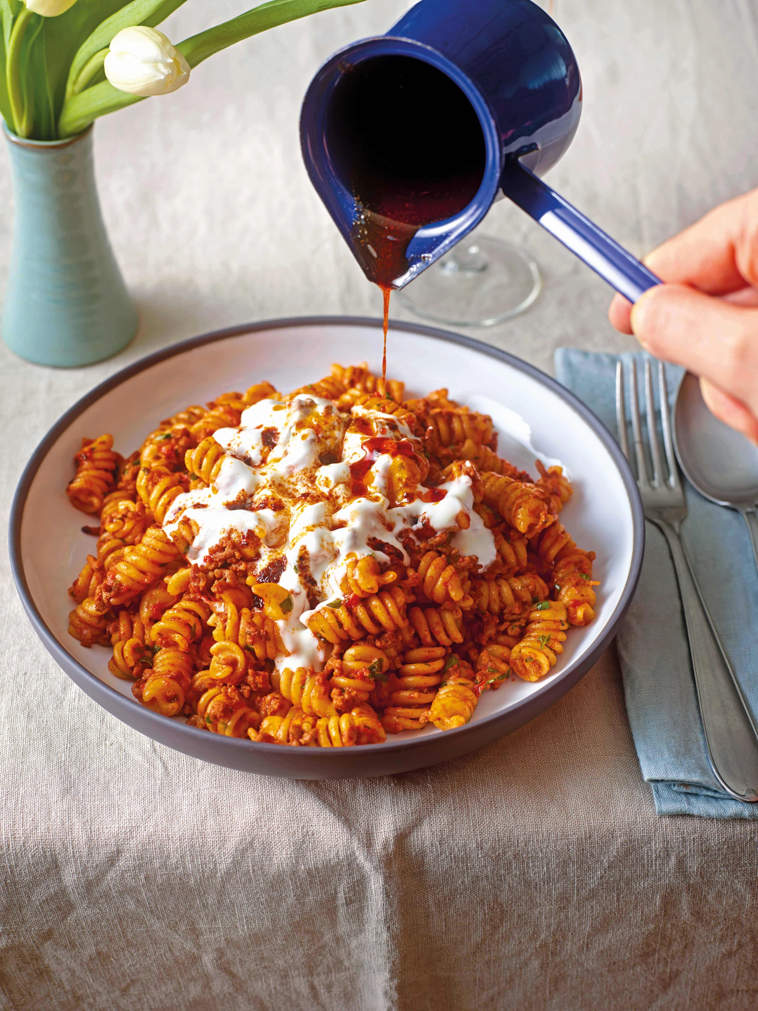 Yogurtlu Eriste - Türkische Nudeln mit Joghurt und Chiliguss