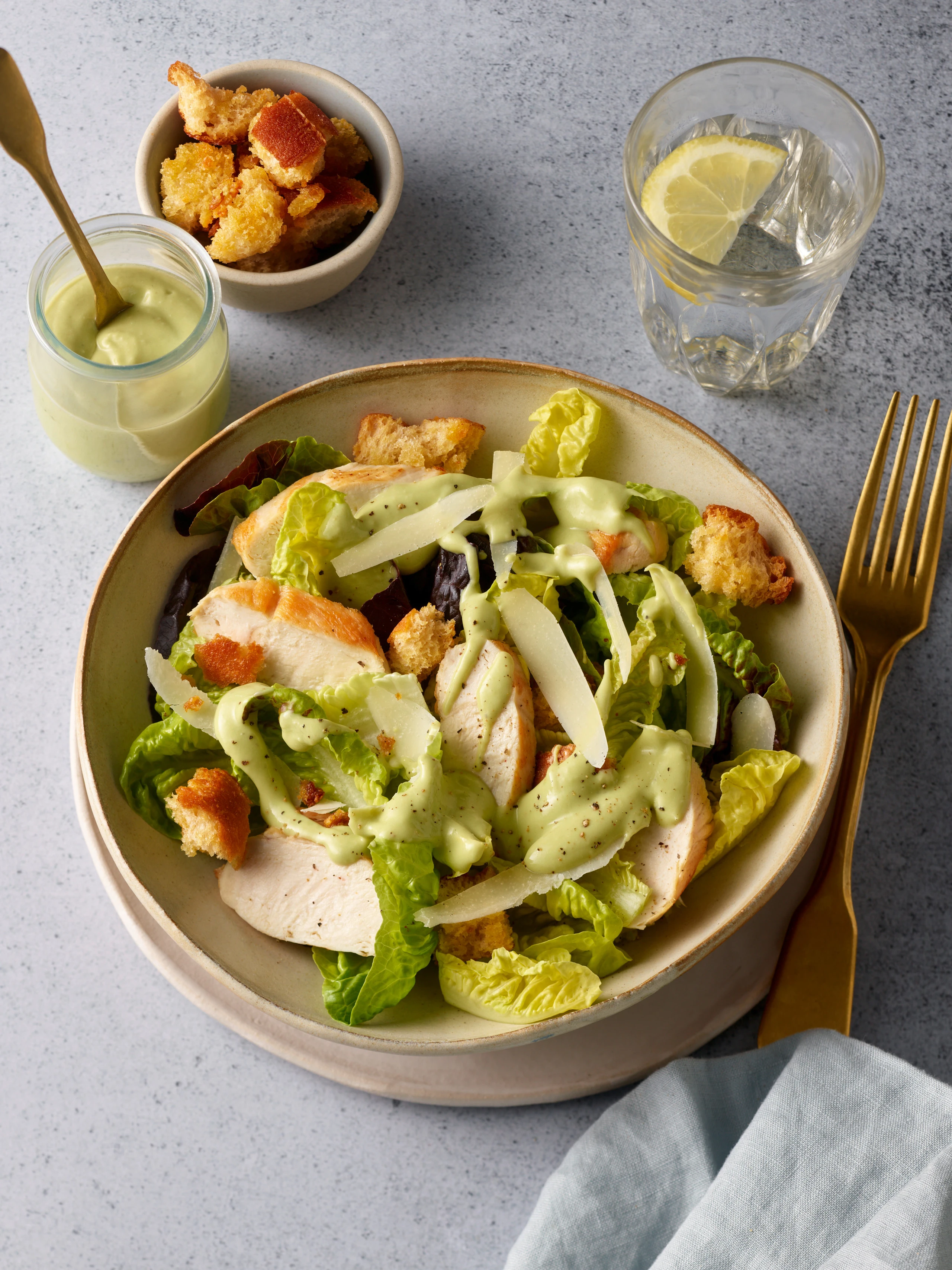 Caesar Salad mit Avocado-Dressing