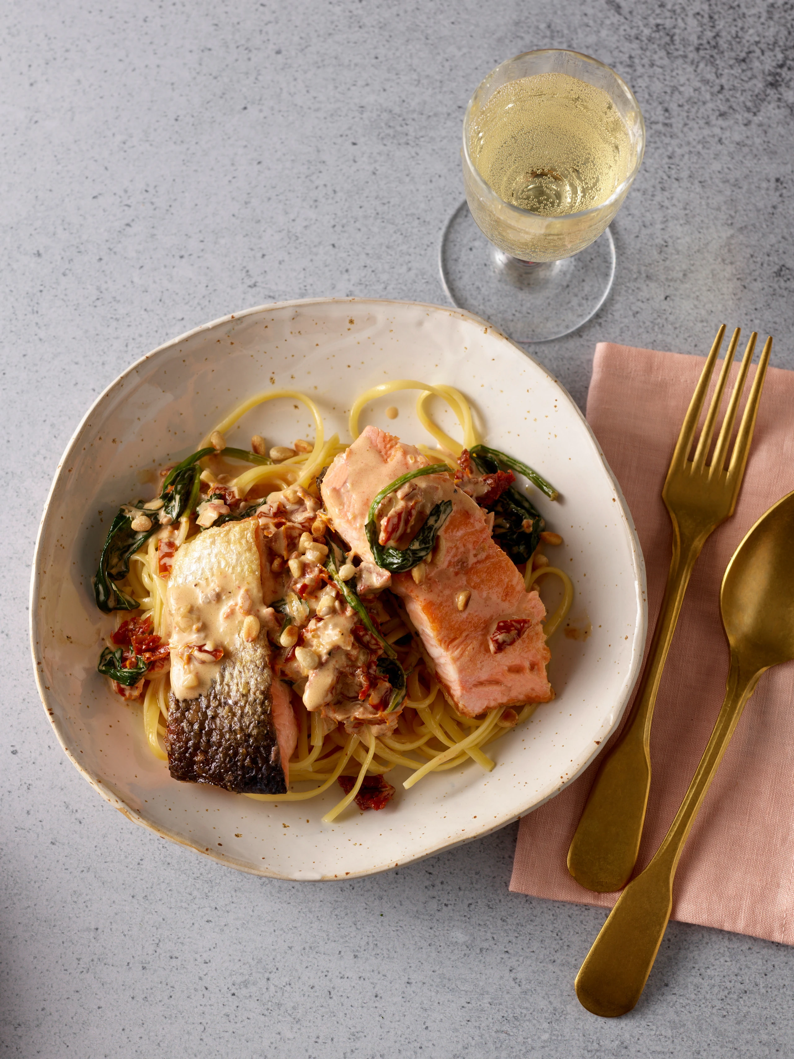 Toskanischer Lachs auf cremiger Pasta
