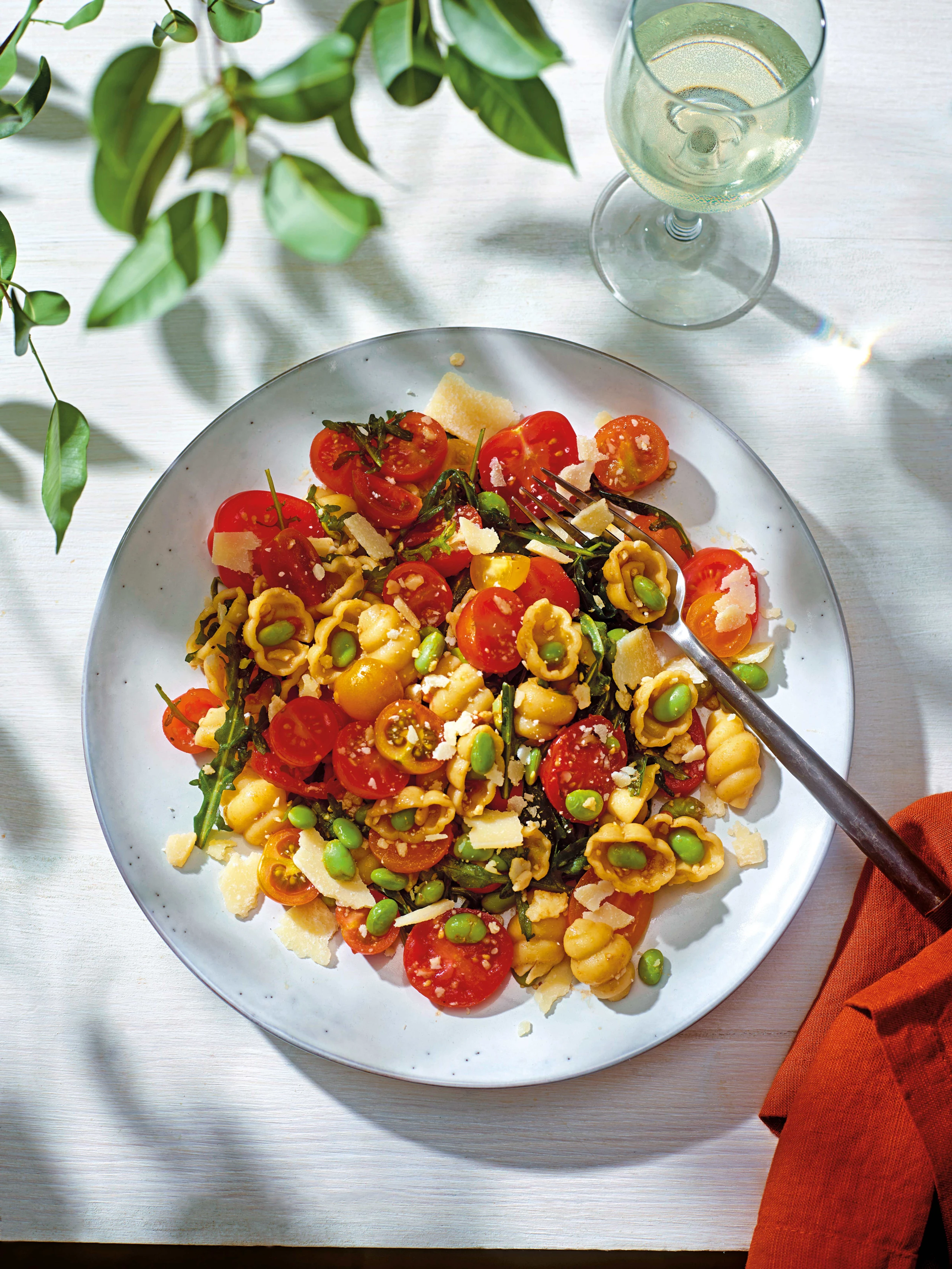 Sojabohnen-Nudelsalat mit Parmesan-Vinaigrette