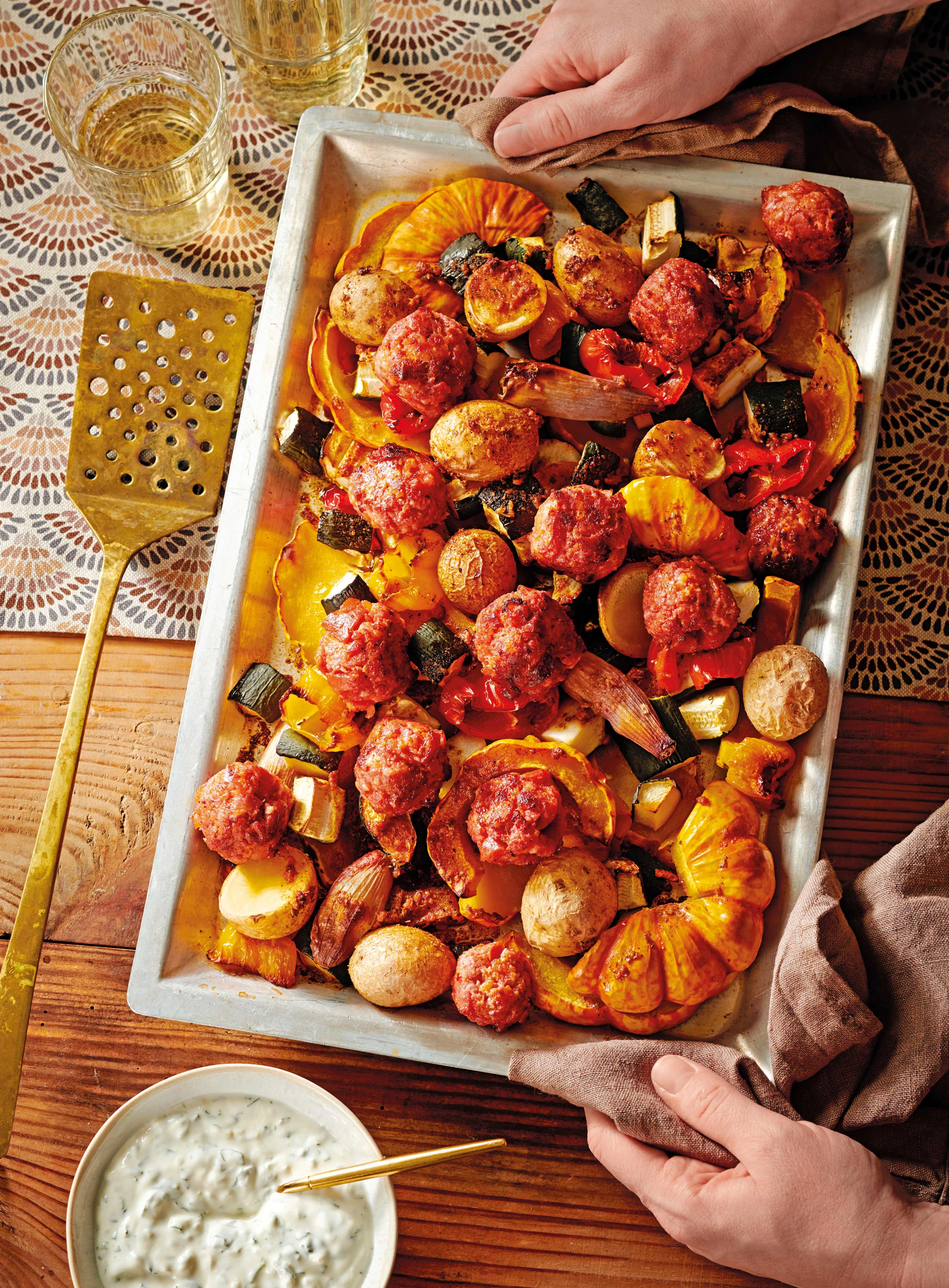 Kürbis-Traybake mit Salsiccia-Bällchen