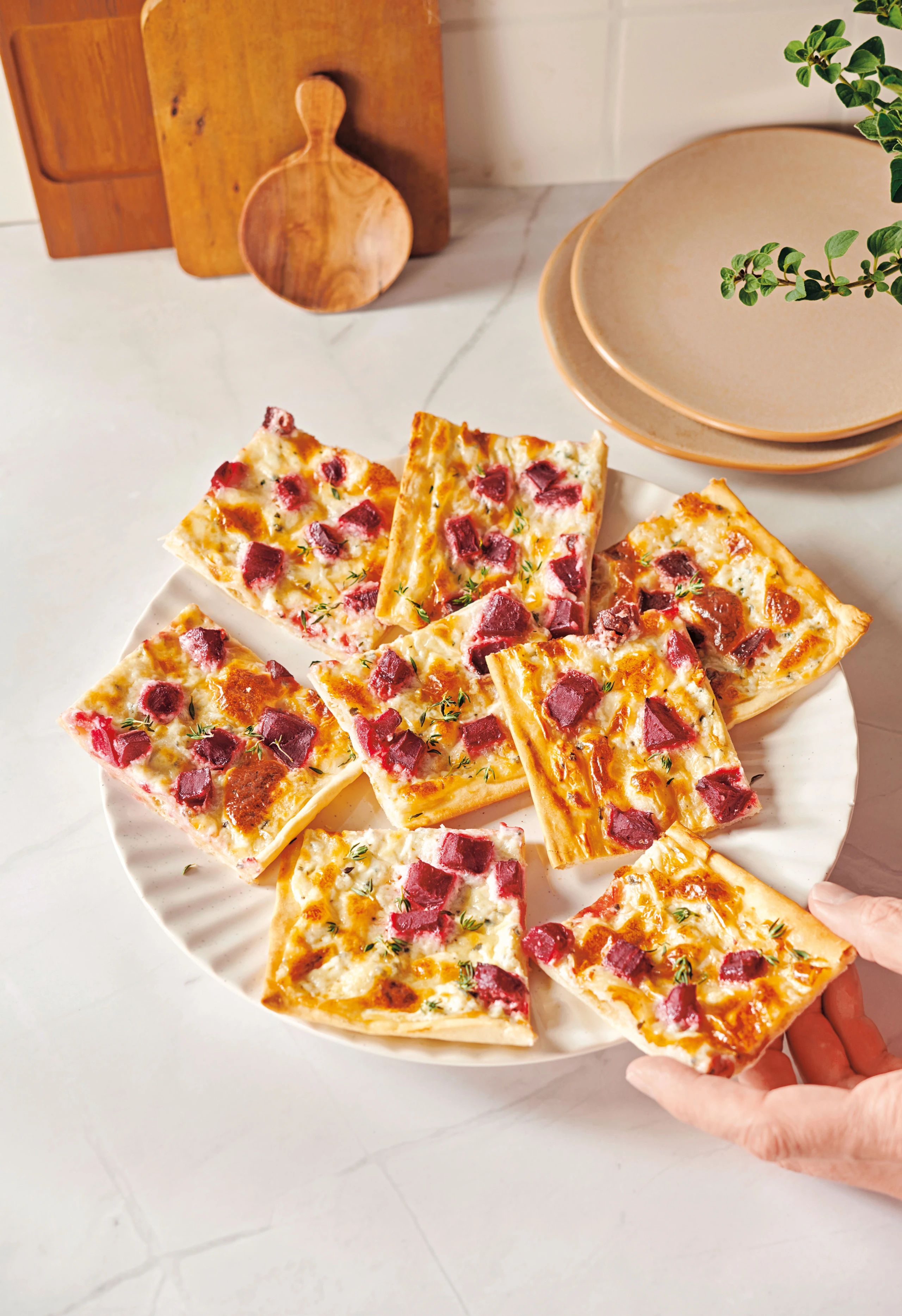 Flammkuchen mit Thymian-Frischkäse und Roten Rüben