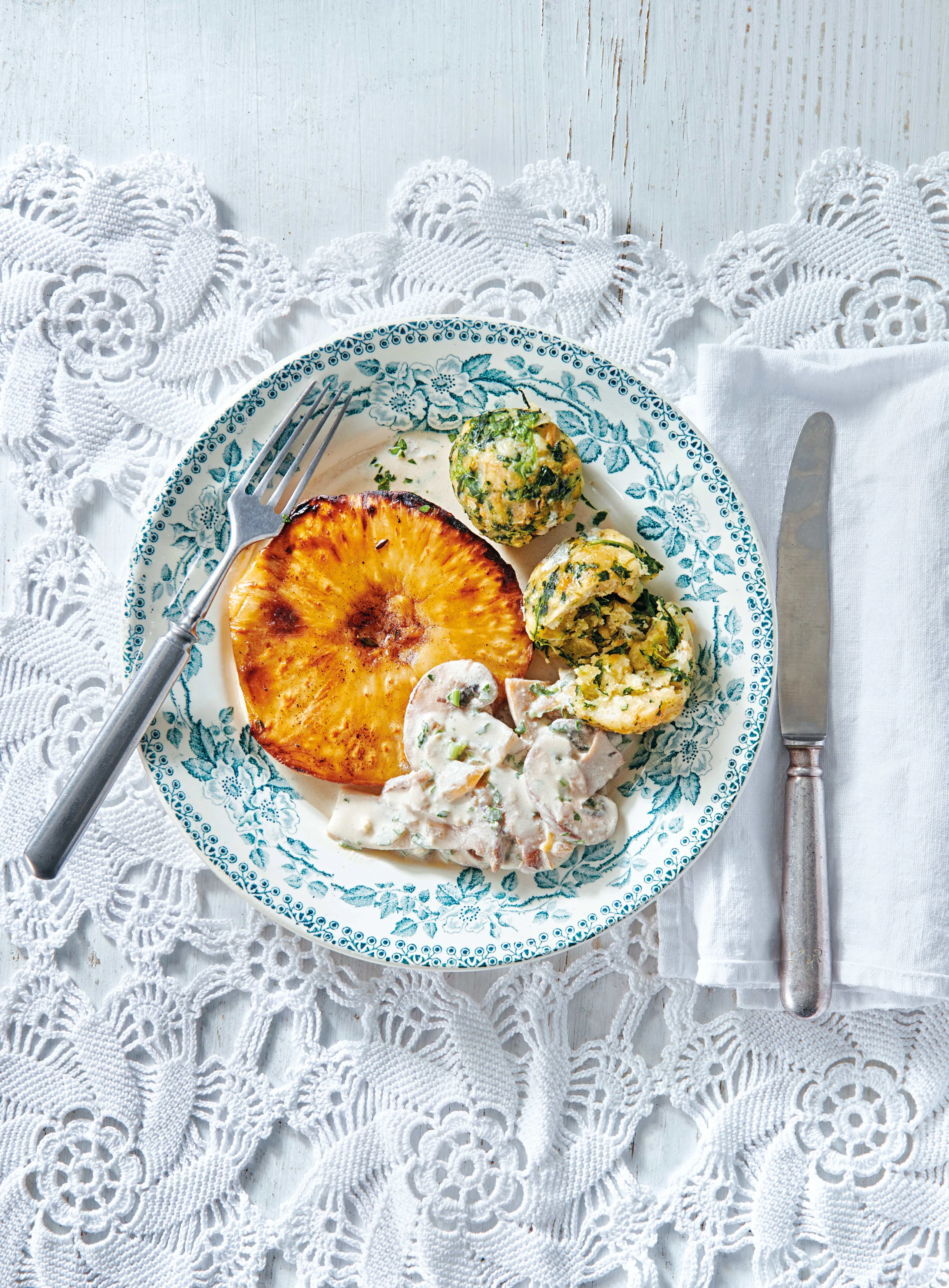 Sellerie-Steak mit Pilzragout und Spinat-Semmelknöderln