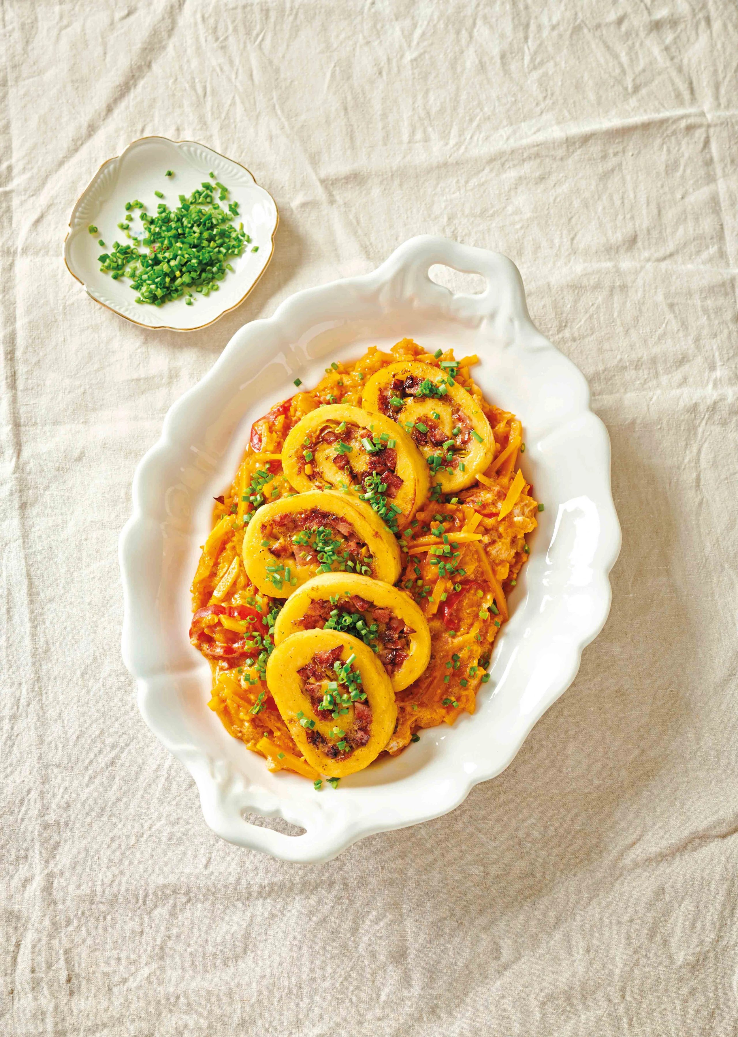 Erdäpfelknödelrolle mit Dürre-Lauchfülle auf Kürbisgemüse