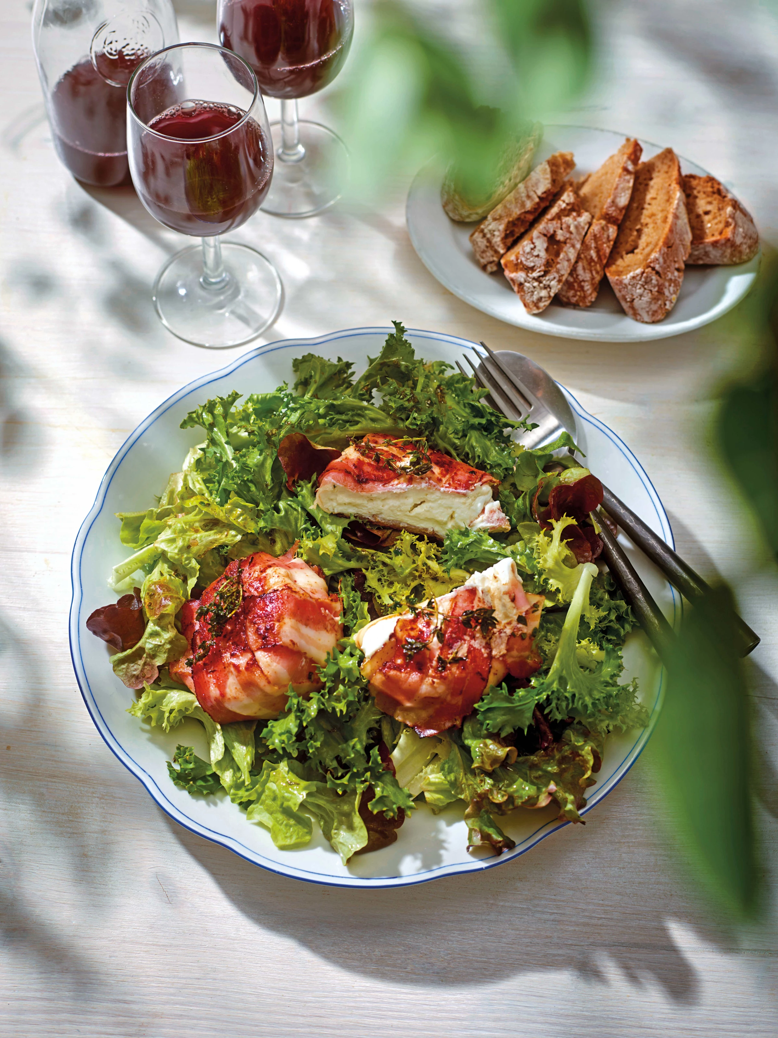 Ziegenkäse im Speckmantel mit Blattsalaten