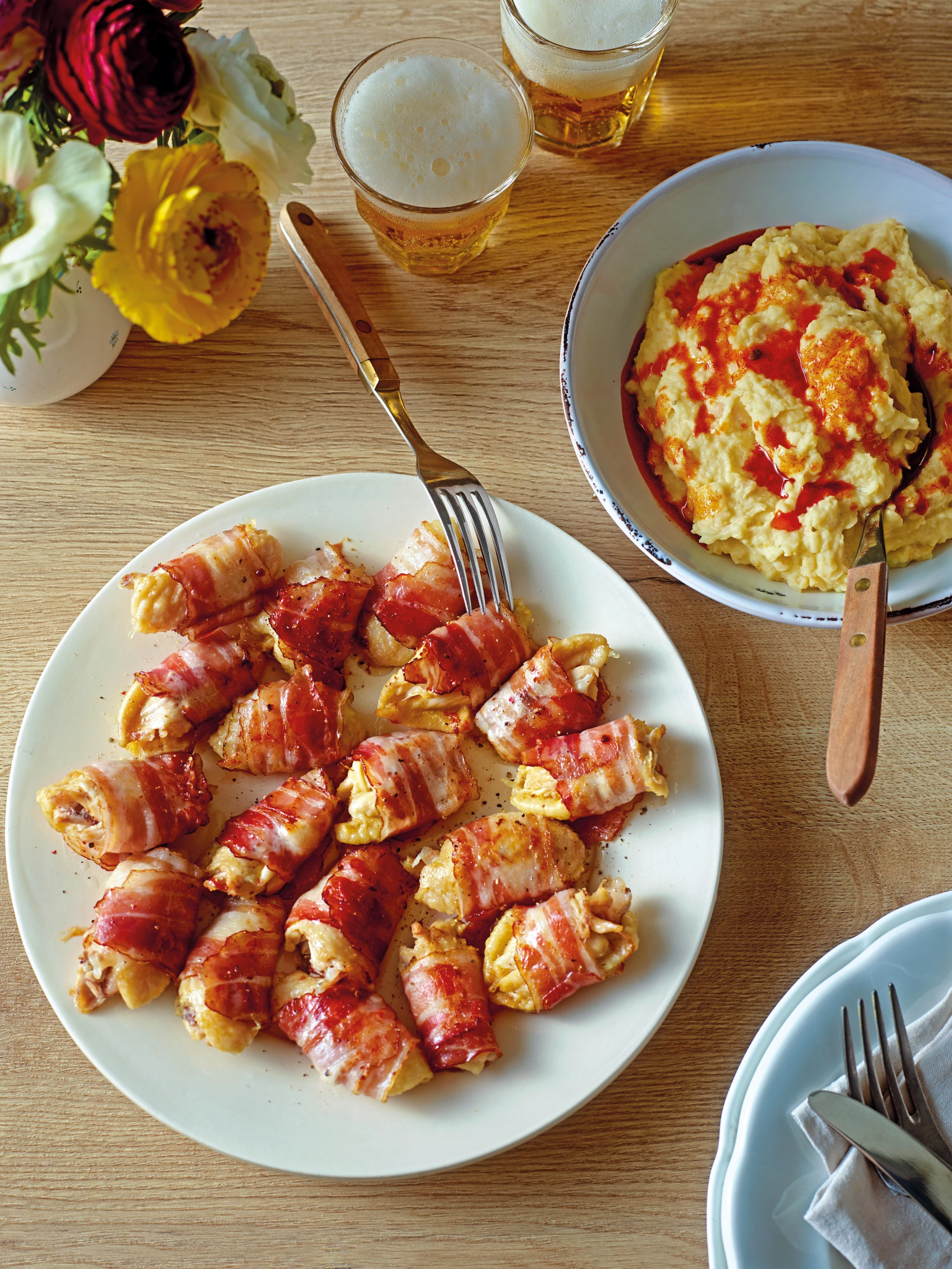 Hühner-Mittelflügerl mit Speck und Bohnenpüree