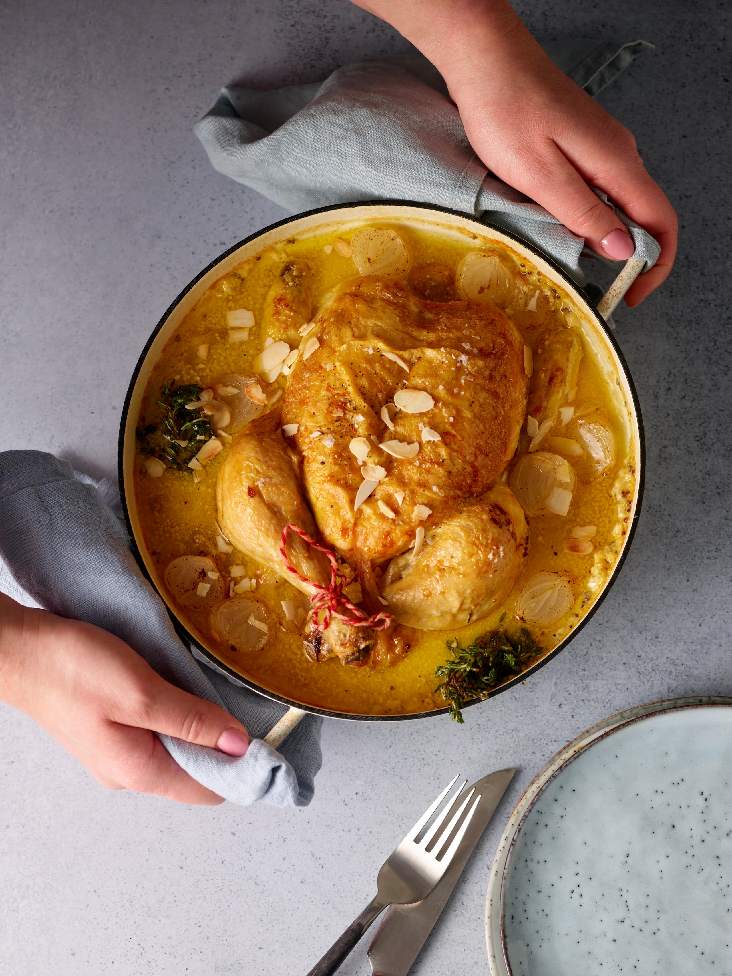 In Milch geschmortes Huhn