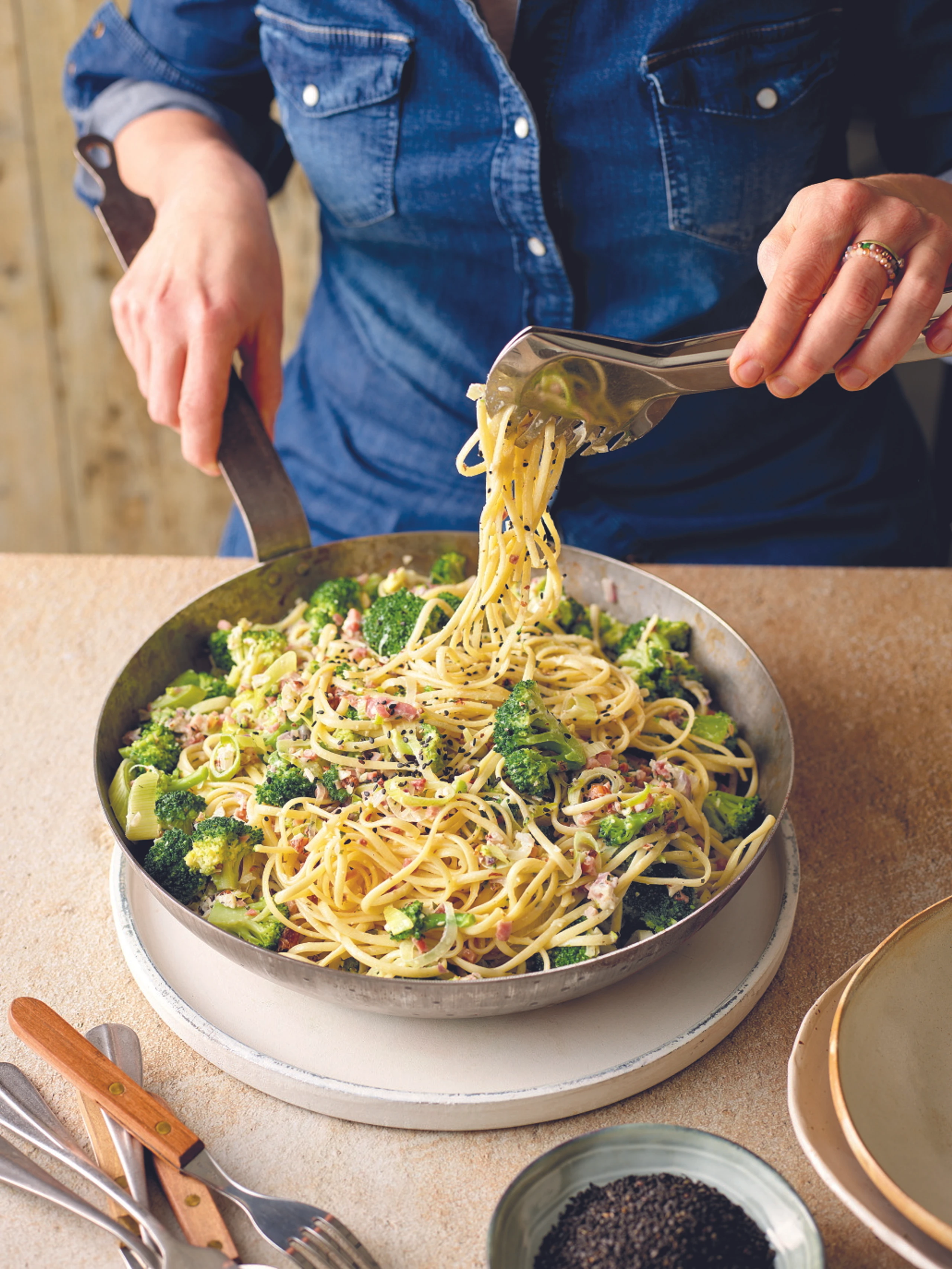 Nudelpfanne mit weißem Pesto