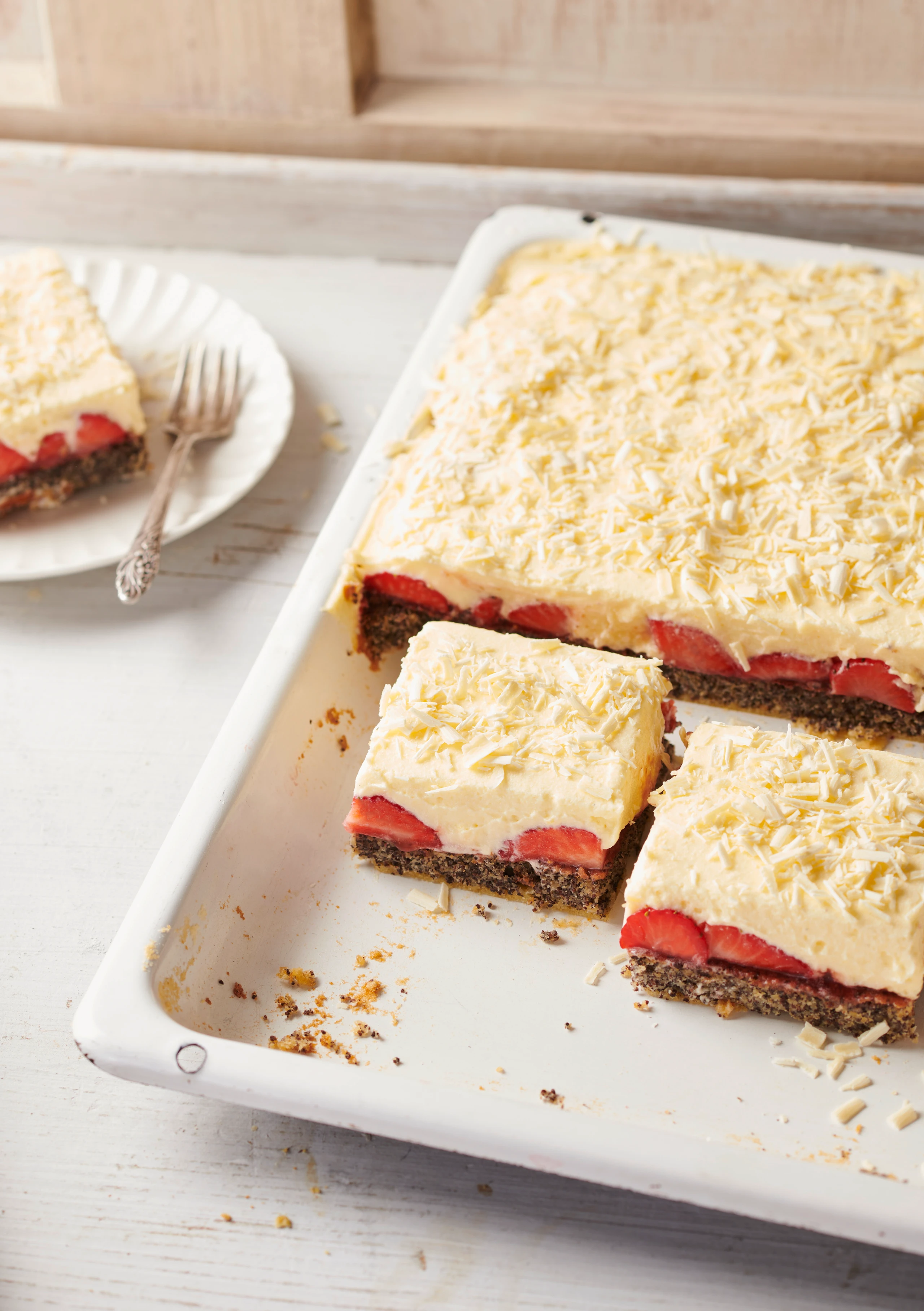 Mohn-Puddingkuchen mit Erdbeeren