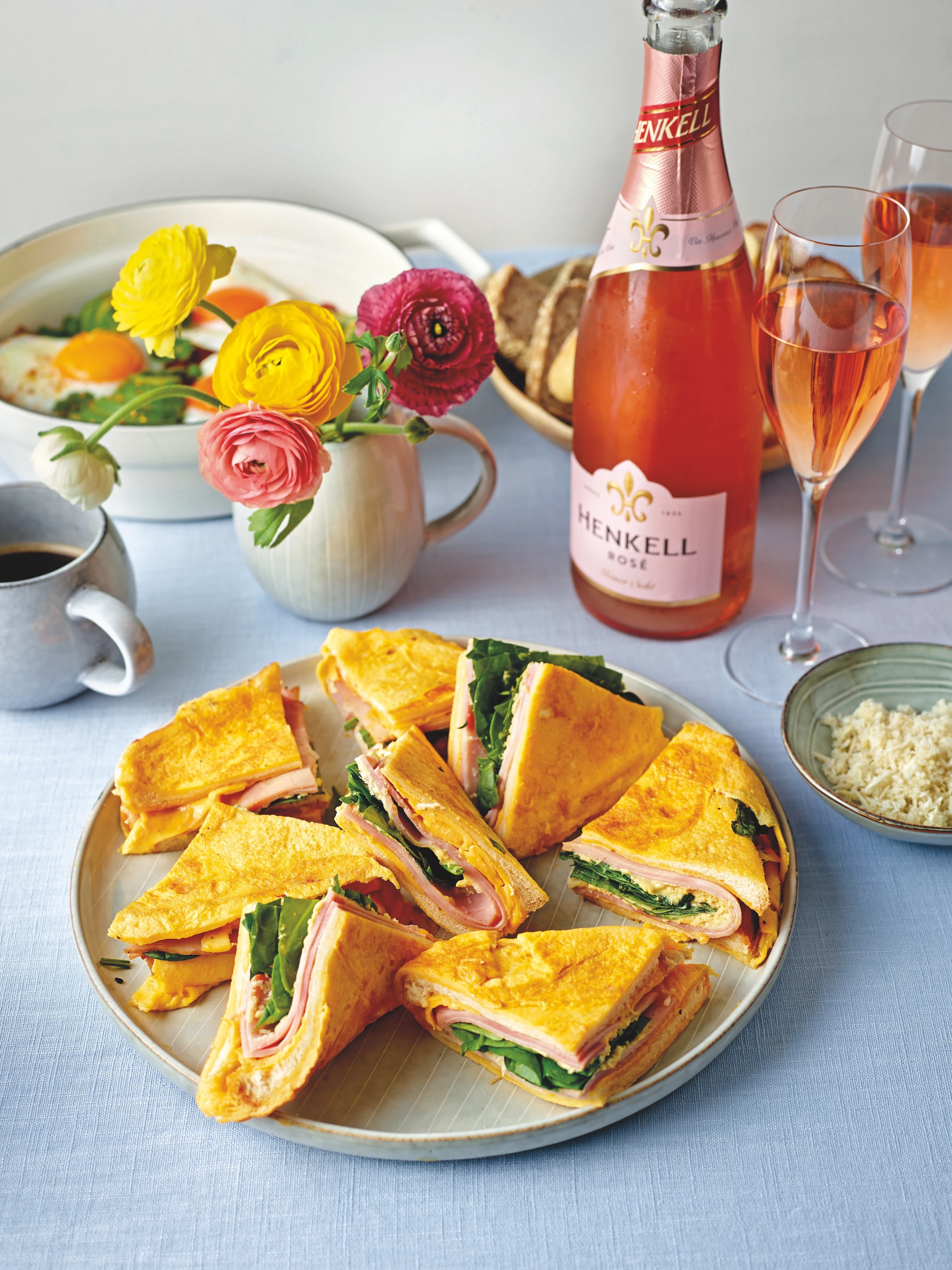 Gebratener Eiertoast mit Beinschinken, Kren und Babyspinat