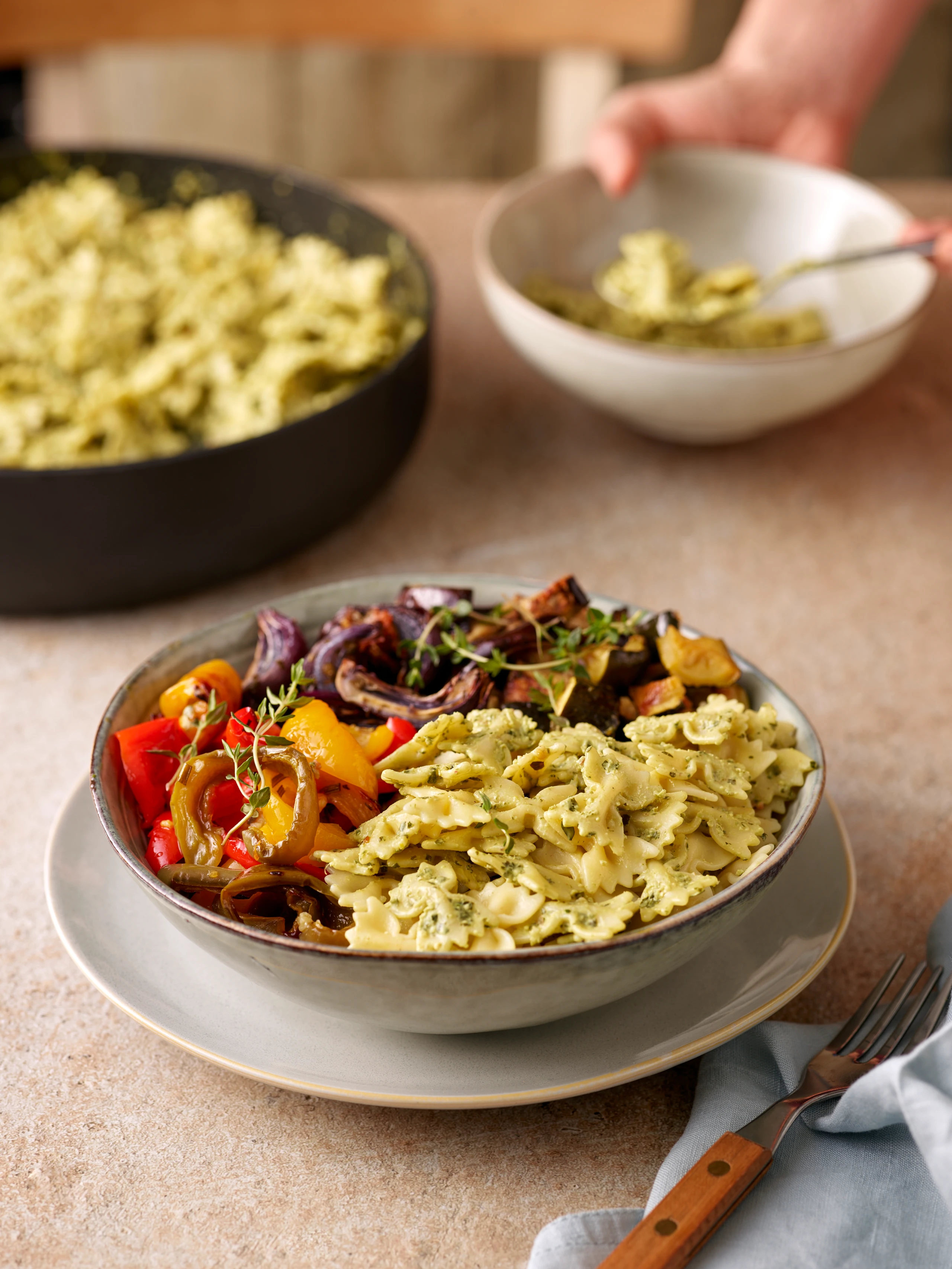 Nudel-Ofengemüse-Bowl mit Petersilcreme