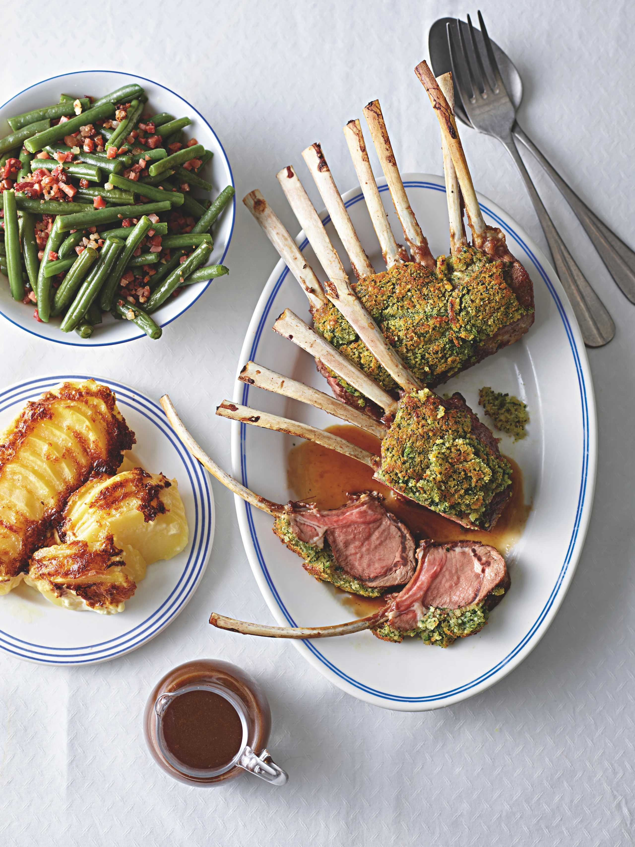 Lammracks mit Petersilienkruste, Rahmerdäpfeln und Speckfisolen