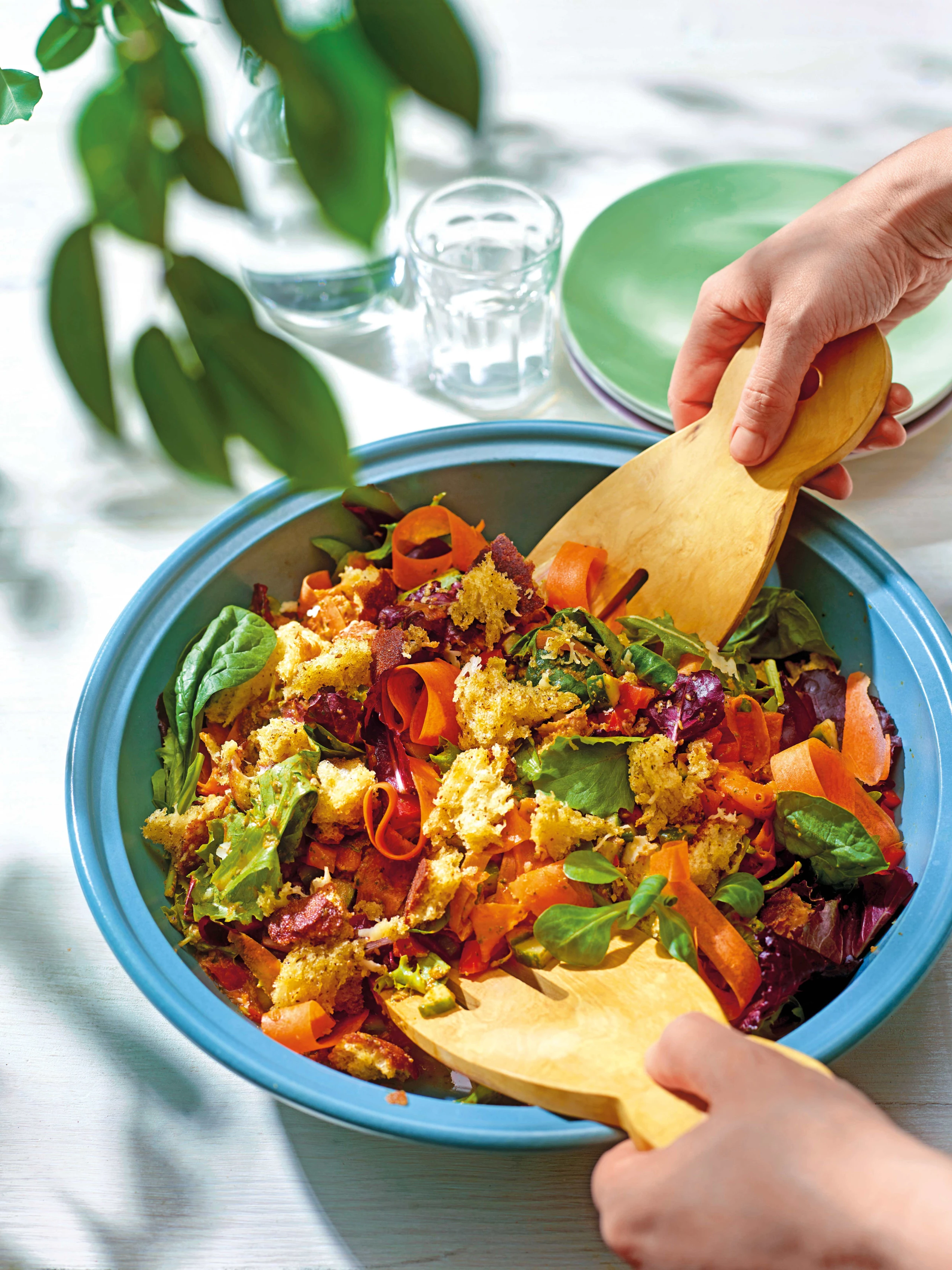 Bunter Salat mit geröstetem Paradeiserdressing und Zatar-Croûtons