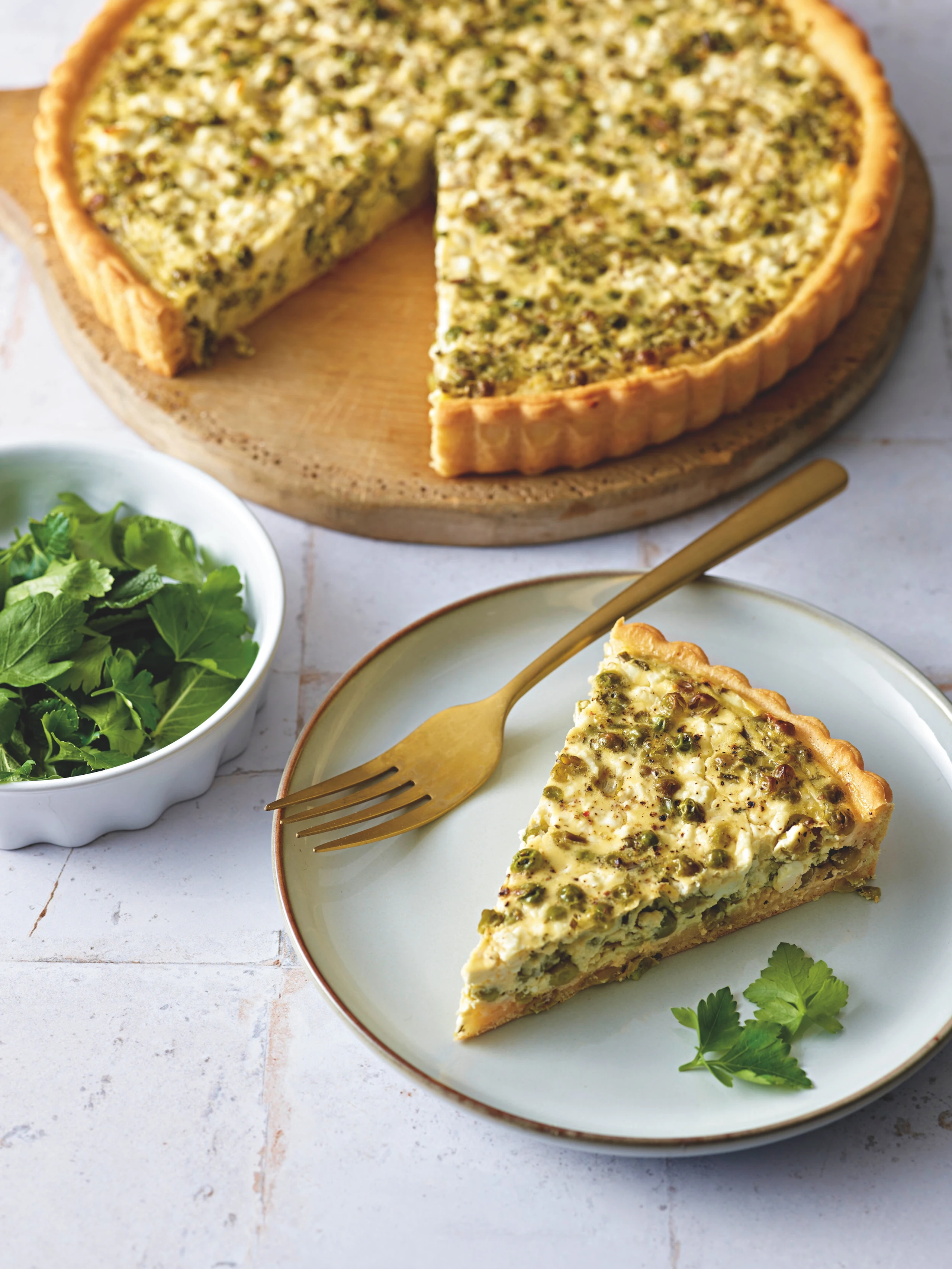 Germteig-Tarte mit Kräutern, Erbsen und Feta