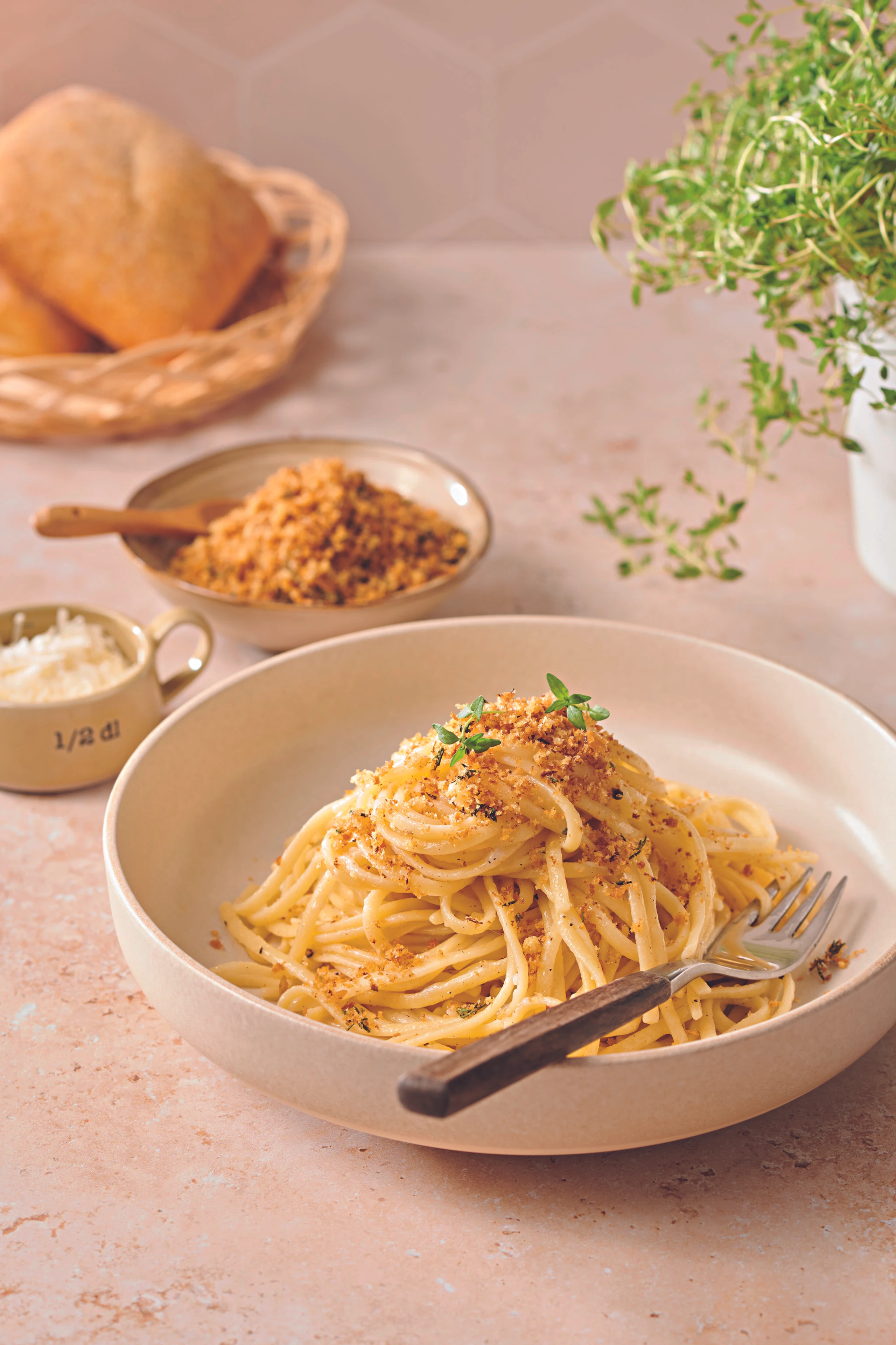 Cacio e pepe mit Thymian-Pangrattato