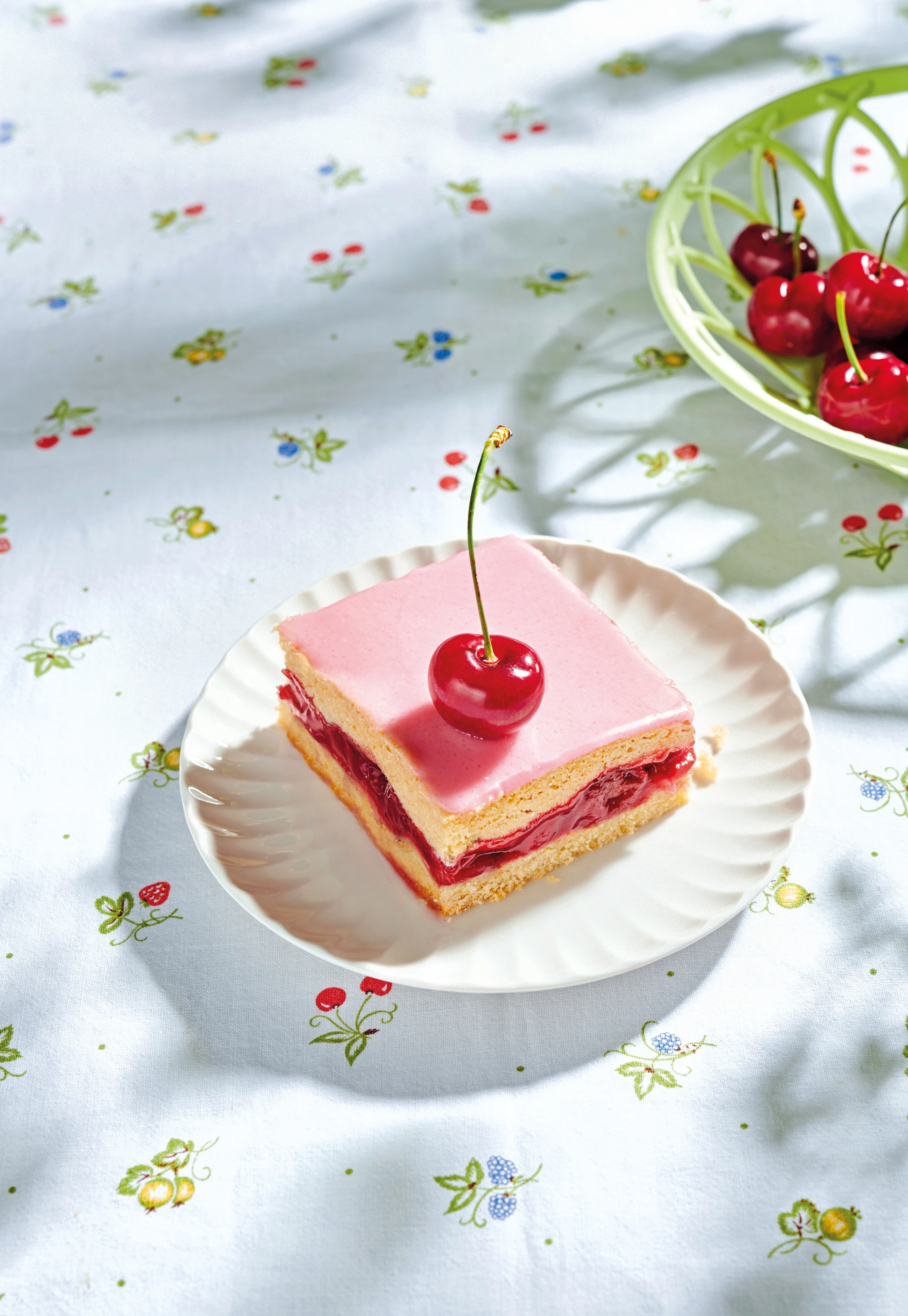 Gedeckter Kirschkuchen