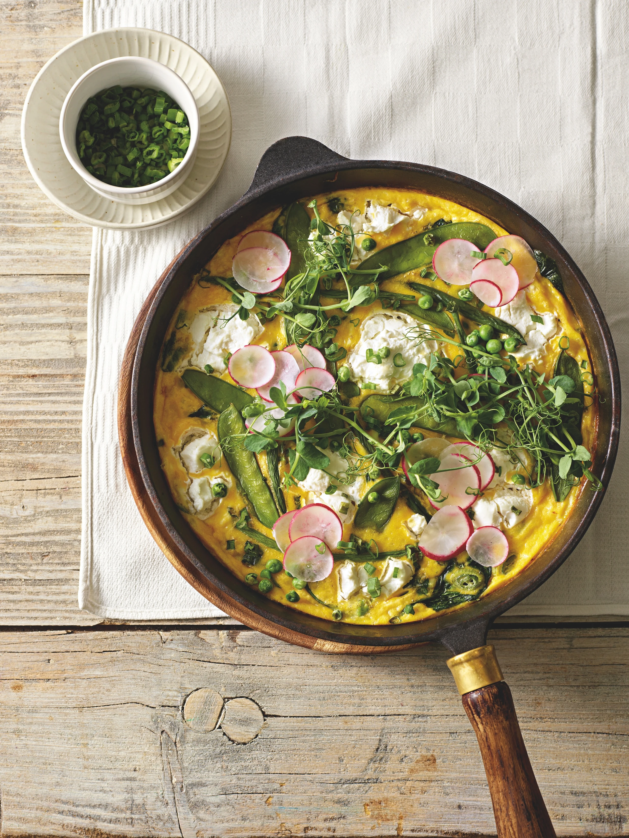 Frühlingsfrittata mit Ziegenfrischkäse